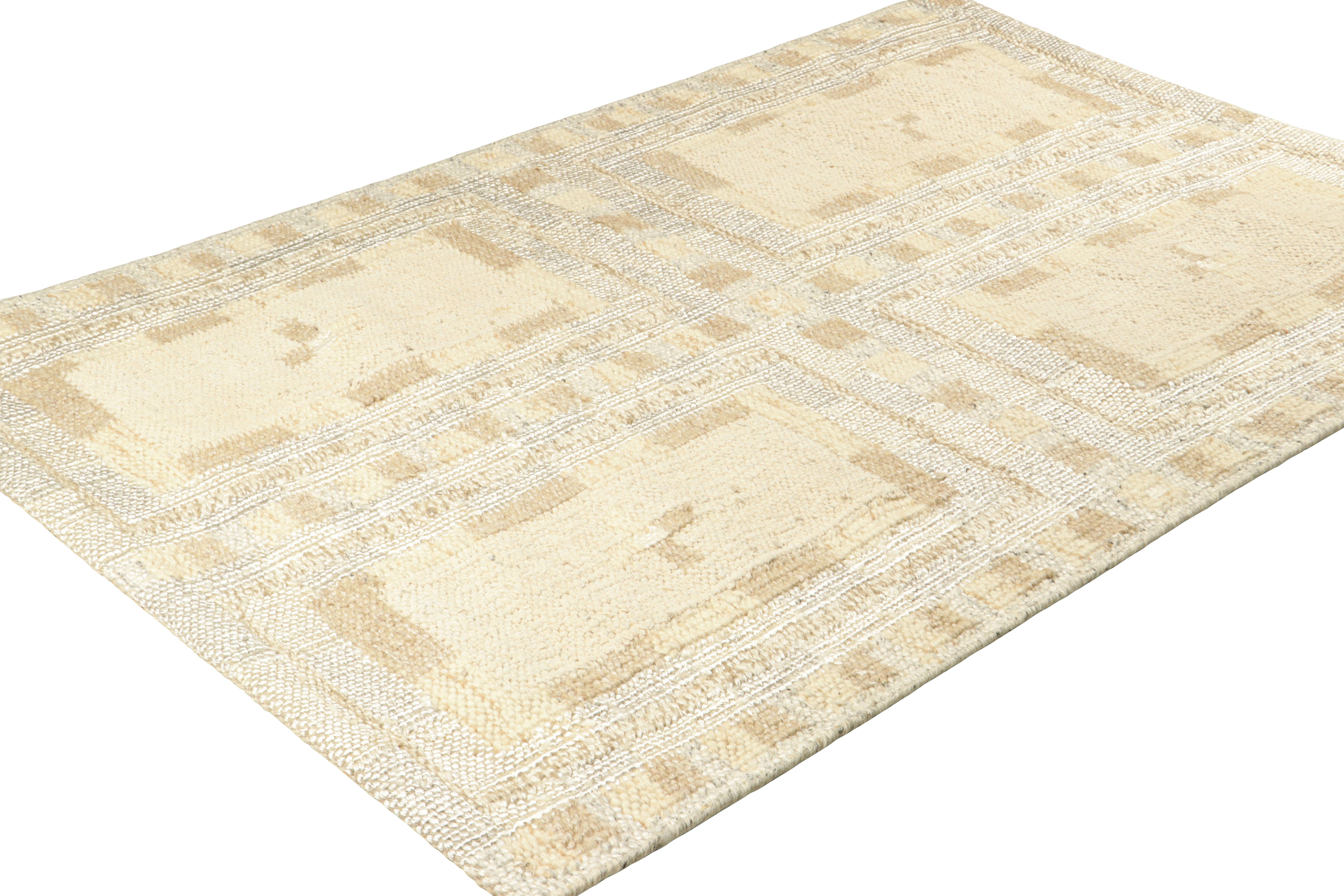 Indien Rug & Kilim's Scandinavian Style Rug in Beige-Brown with Geometric Patterns (tapis de style scandinave à motifs géométriques) en vente