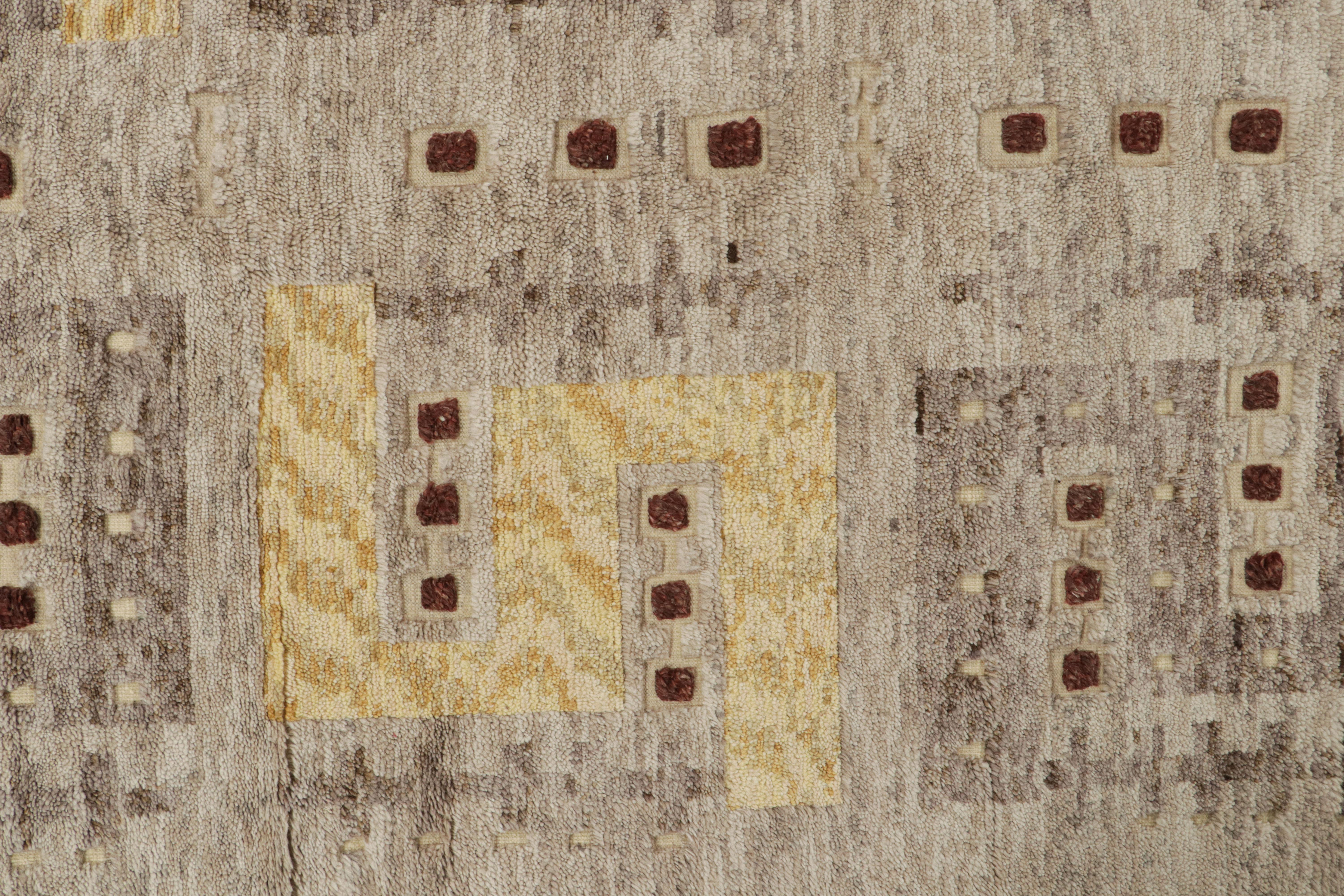 Rug & Kilim's Teppich im skandinavischen Stil in Beige-Braun, mit geometrischen Mustern (Handgeknüpft) im Angebot