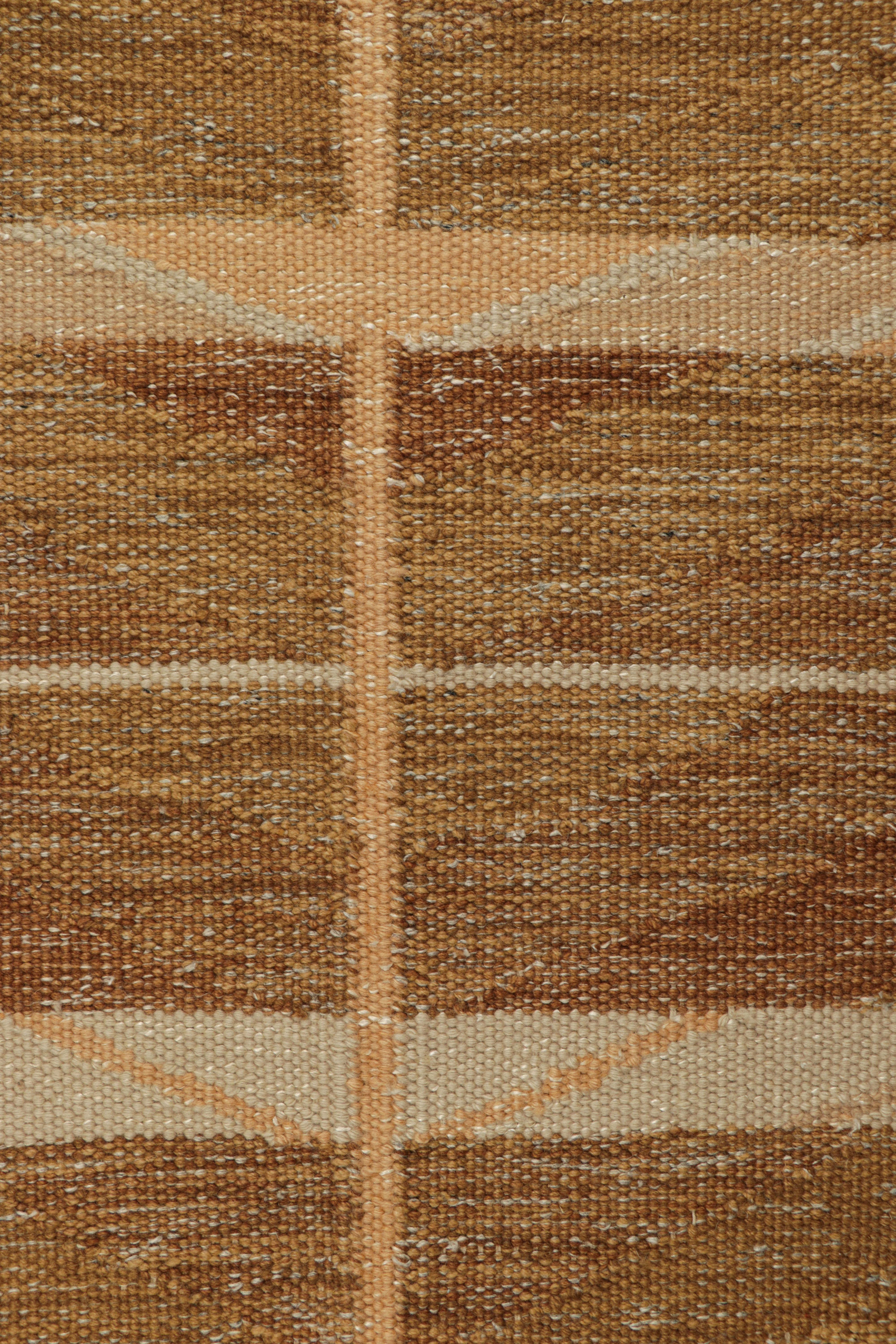 Rug & Kilim's Teppich im skandinavischen Stil in Beige-Braun mit geometrischen Mustern (Handgewebt) im Angebot