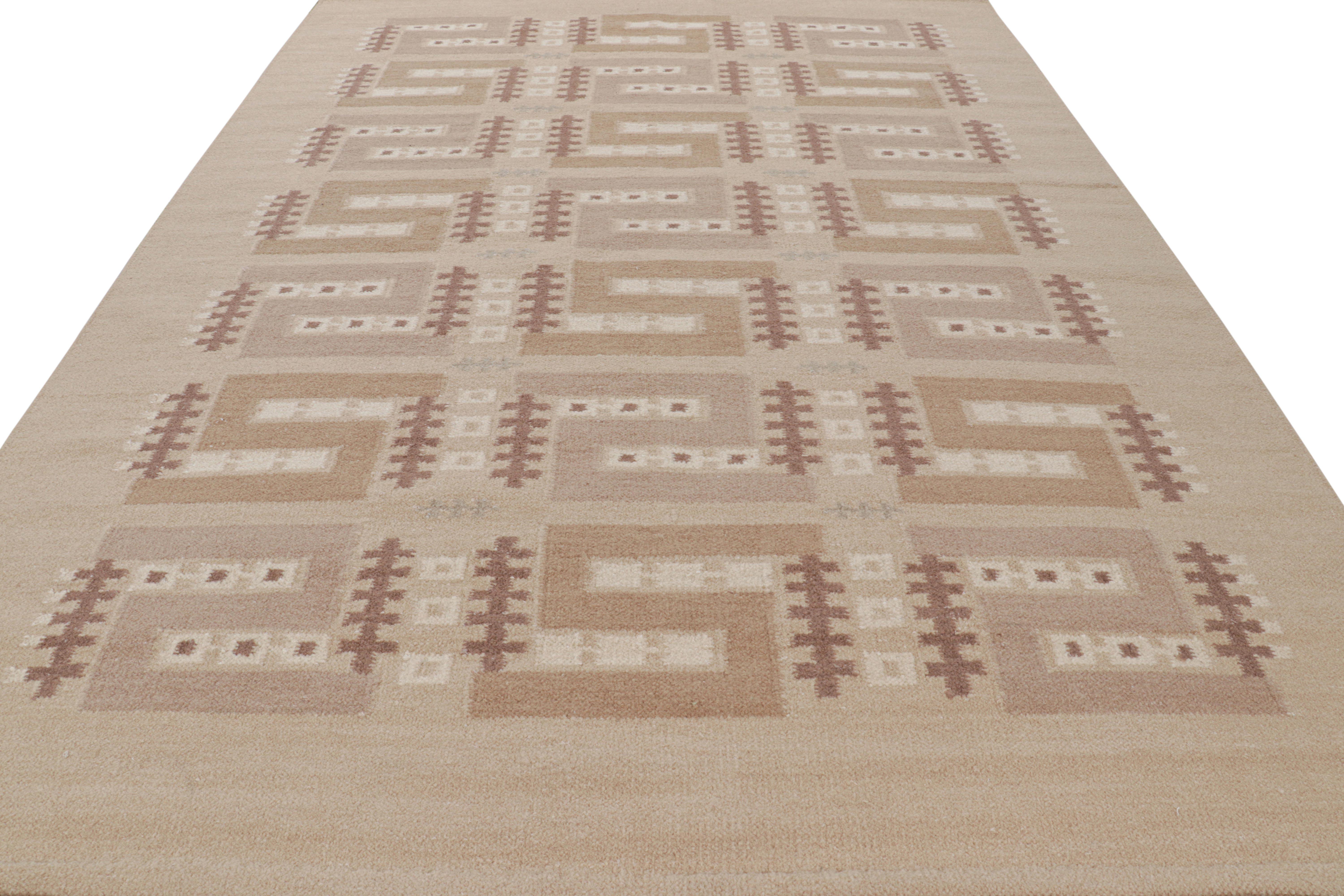 Tissé à la main Rug & Kilim's Scandinavian Style Rug in Beige-Brown with Geometric Patterns (tapis de style scandinave à motifs géométriques) en vente