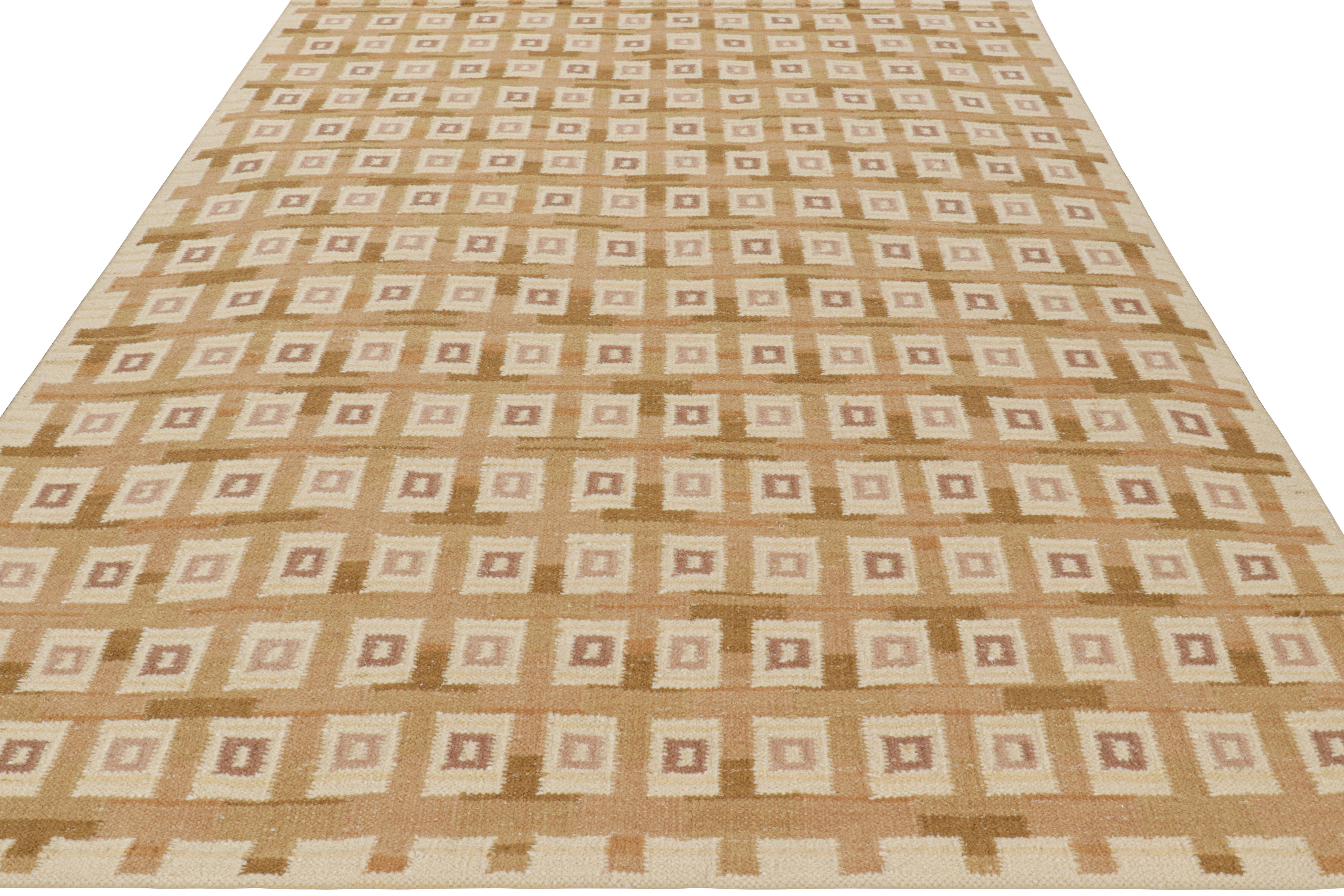 Rug & Kilim's Teppich im skandinavischen Stil in Beige-Braun mit geometrischen Mustern (Handgewebt) im Angebot