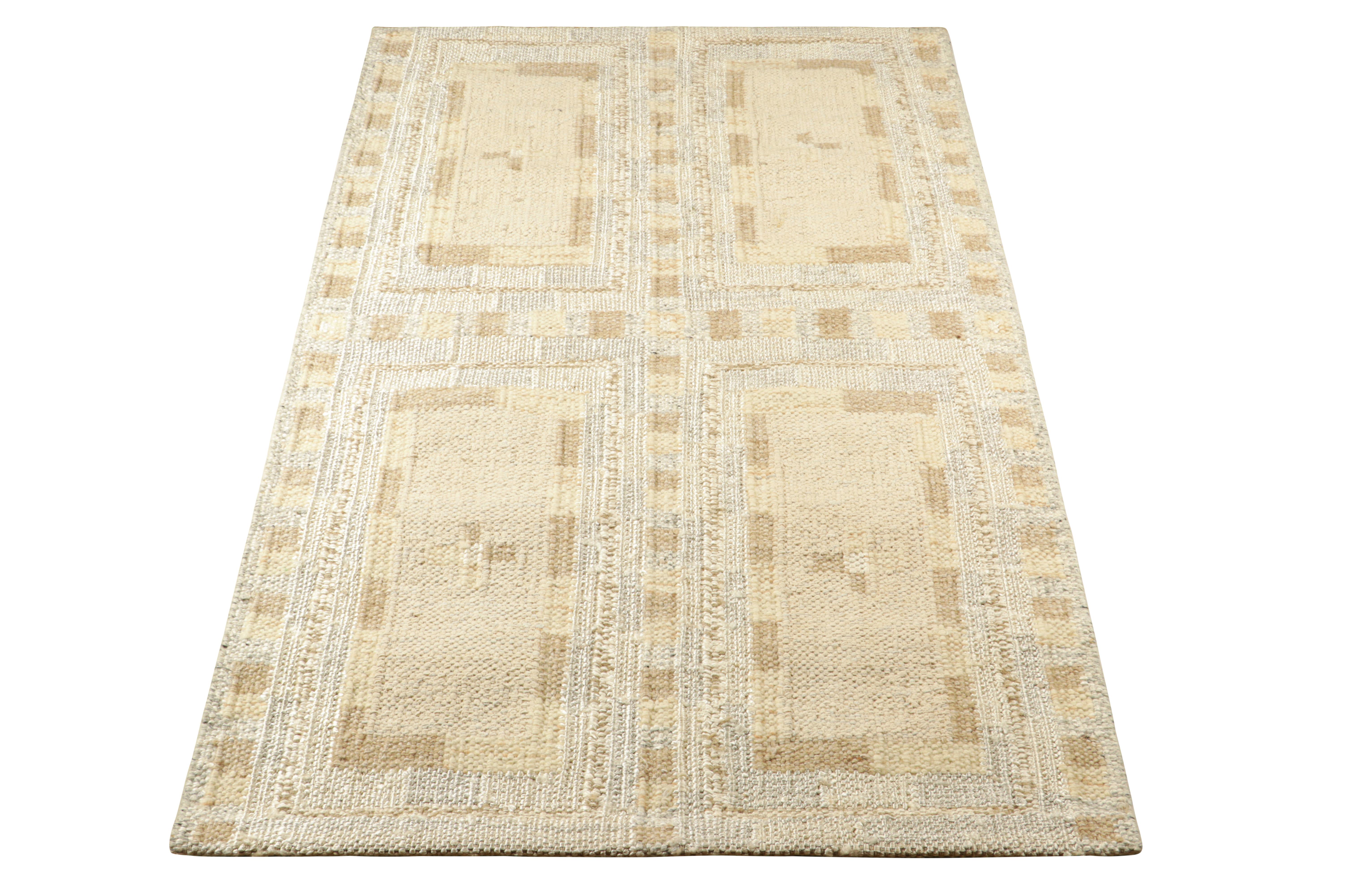 Tissé à la main Rug & Kilim's Scandinavian Style Rug in Beige-Brown with Geometric Patterns (tapis de style scandinave à motifs géométriques) en vente
