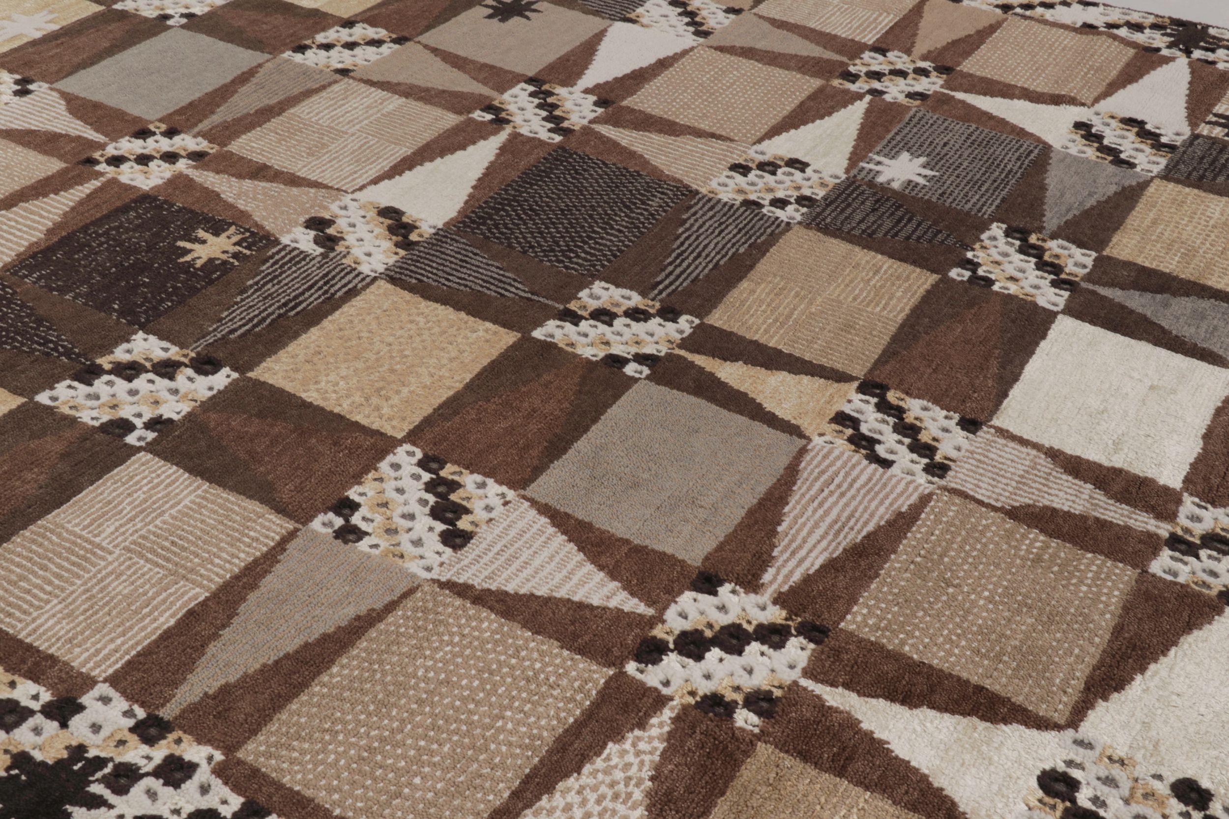 Annodato a mano Tappeto in stile scandinavo Rug & Kilim in beige-marrone con motivi geometrici in vendita