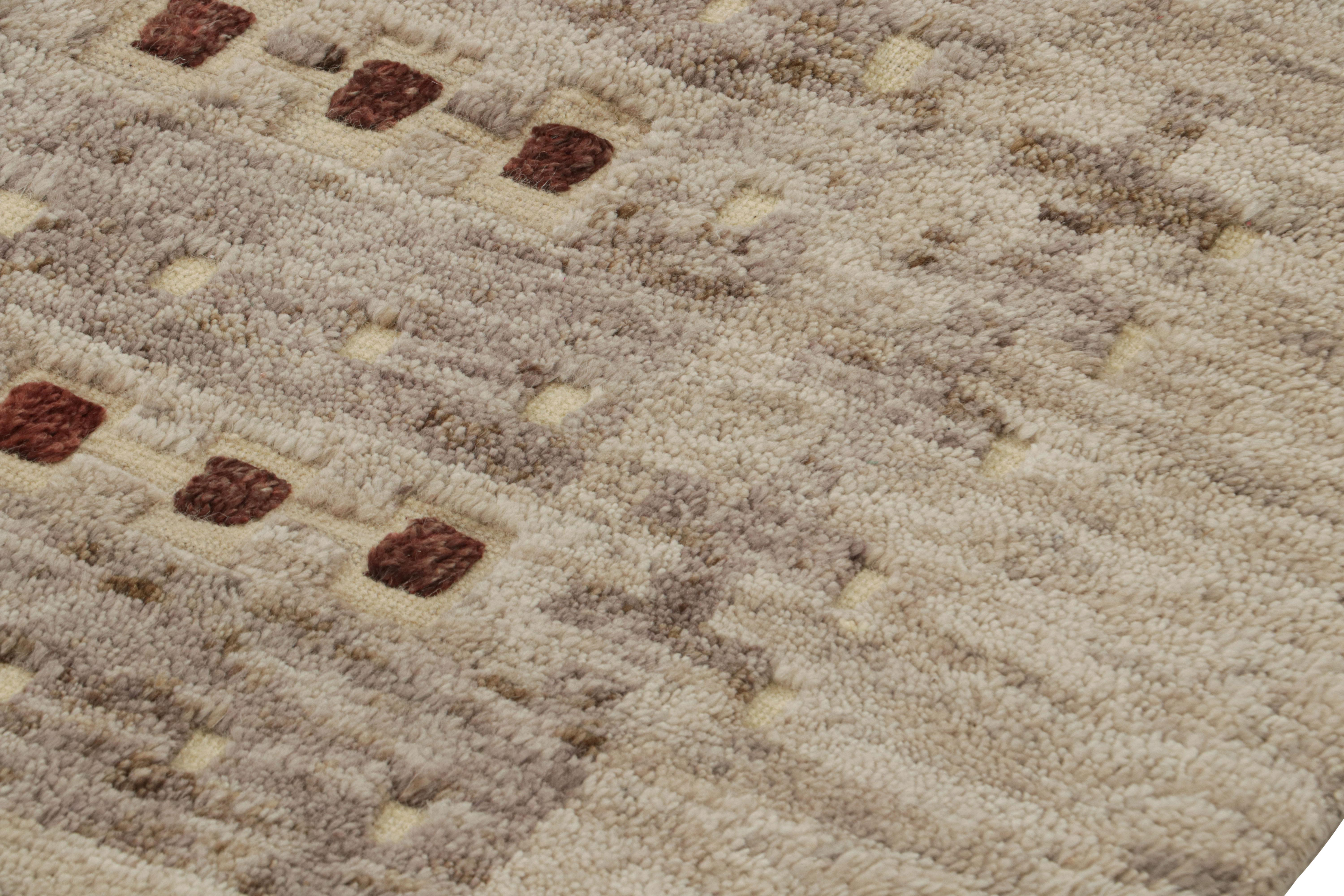 Rug & Kilim's Teppich im skandinavischen Stil in Beige-Braun, mit geometrischen Mustern im Zustand „Neu“ im Angebot in Long Island City, NY