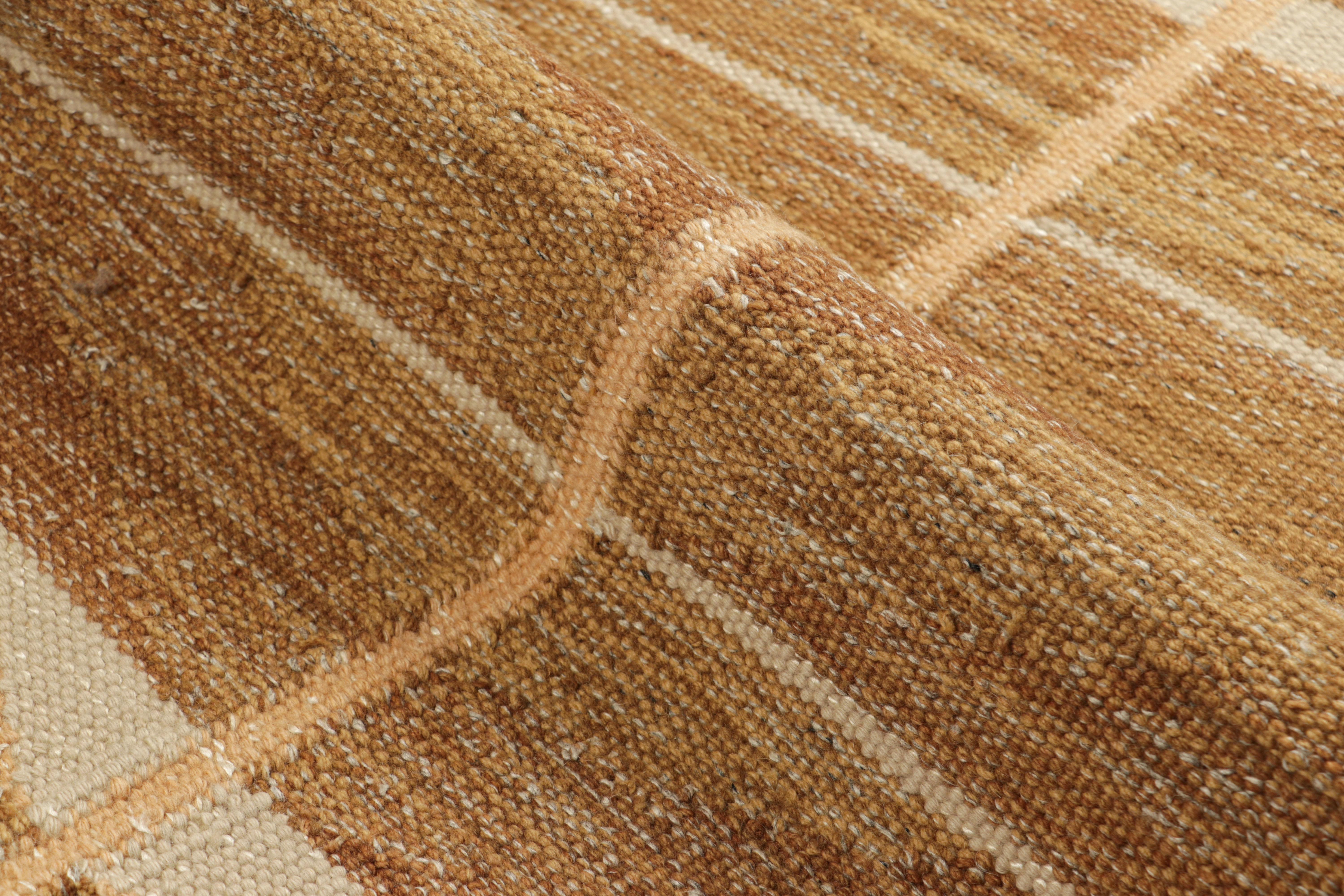 Rug & Kilim's Teppich im skandinavischen Stil in Beige-Braun mit geometrischen Mustern im Zustand „Neu“ im Angebot in Long Island City, NY