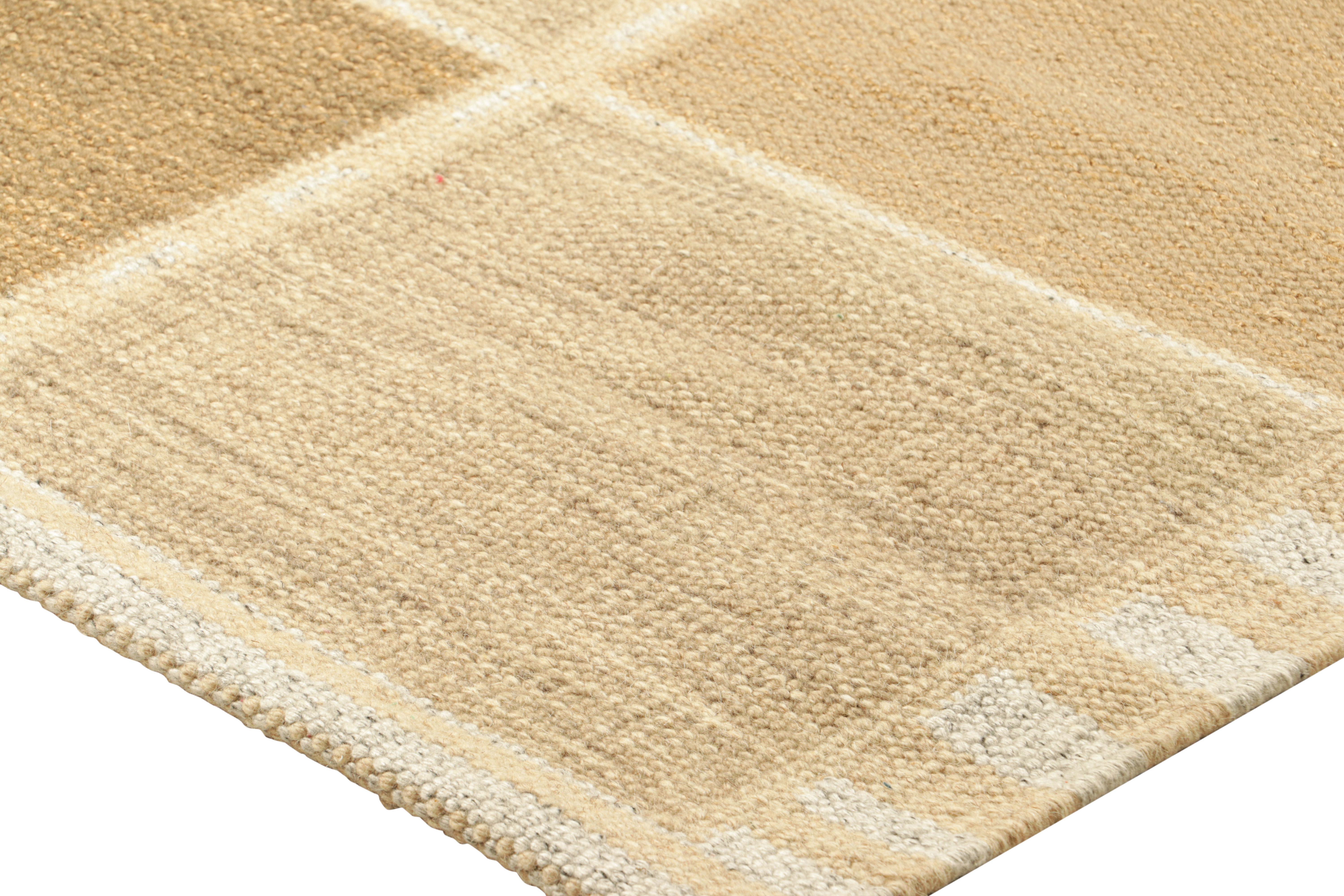 Rug & Kilim's Teppich im skandinavischen Stil in Beige-Braun mit geometrischen Mustern im Zustand „Neu“ im Angebot in Long Island City, NY