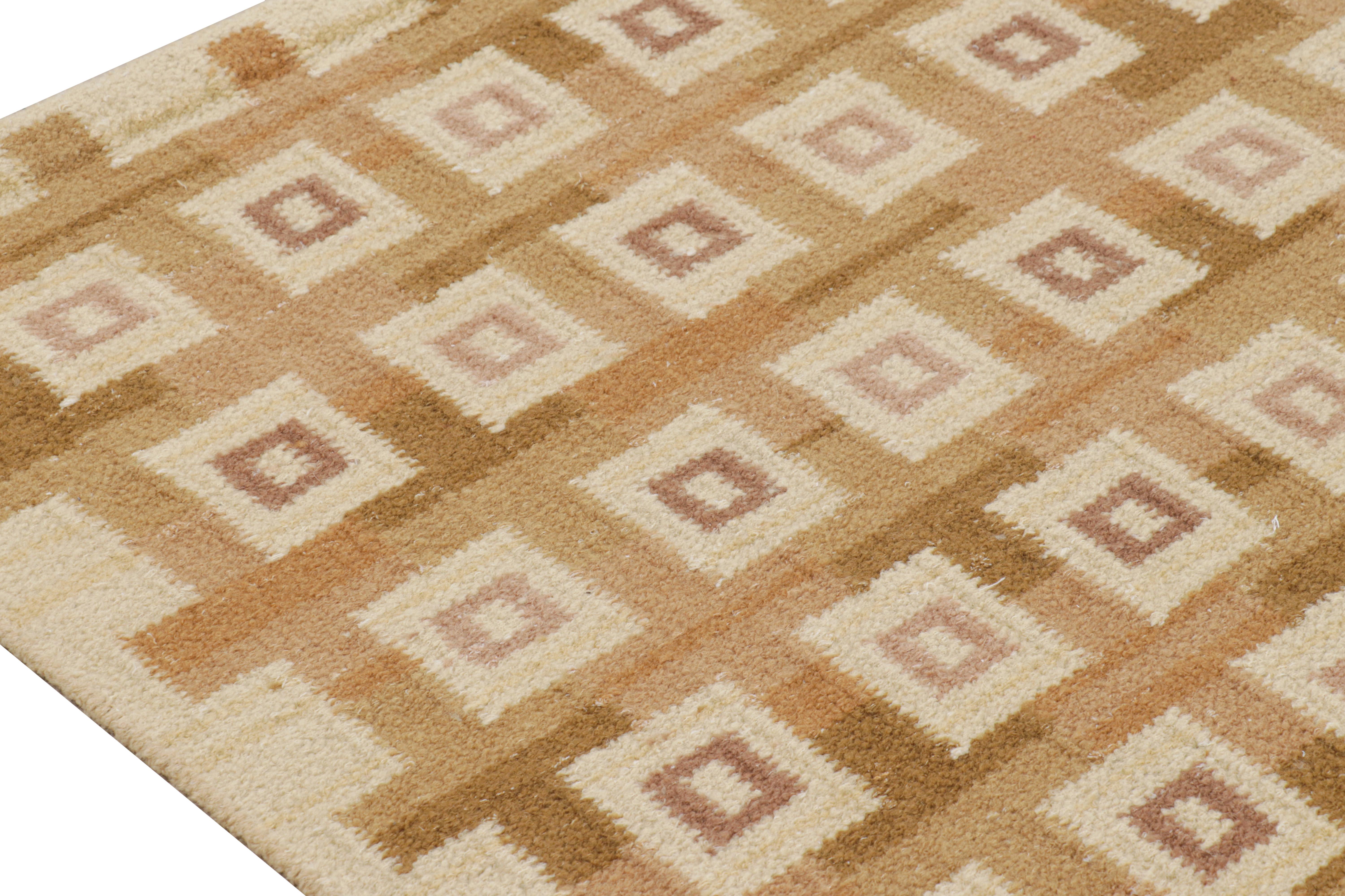 Rug & Kilim's Teppich im skandinavischen Stil in Beige-Braun mit geometrischen Mustern im Zustand „Neu“ im Angebot in Long Island City, NY