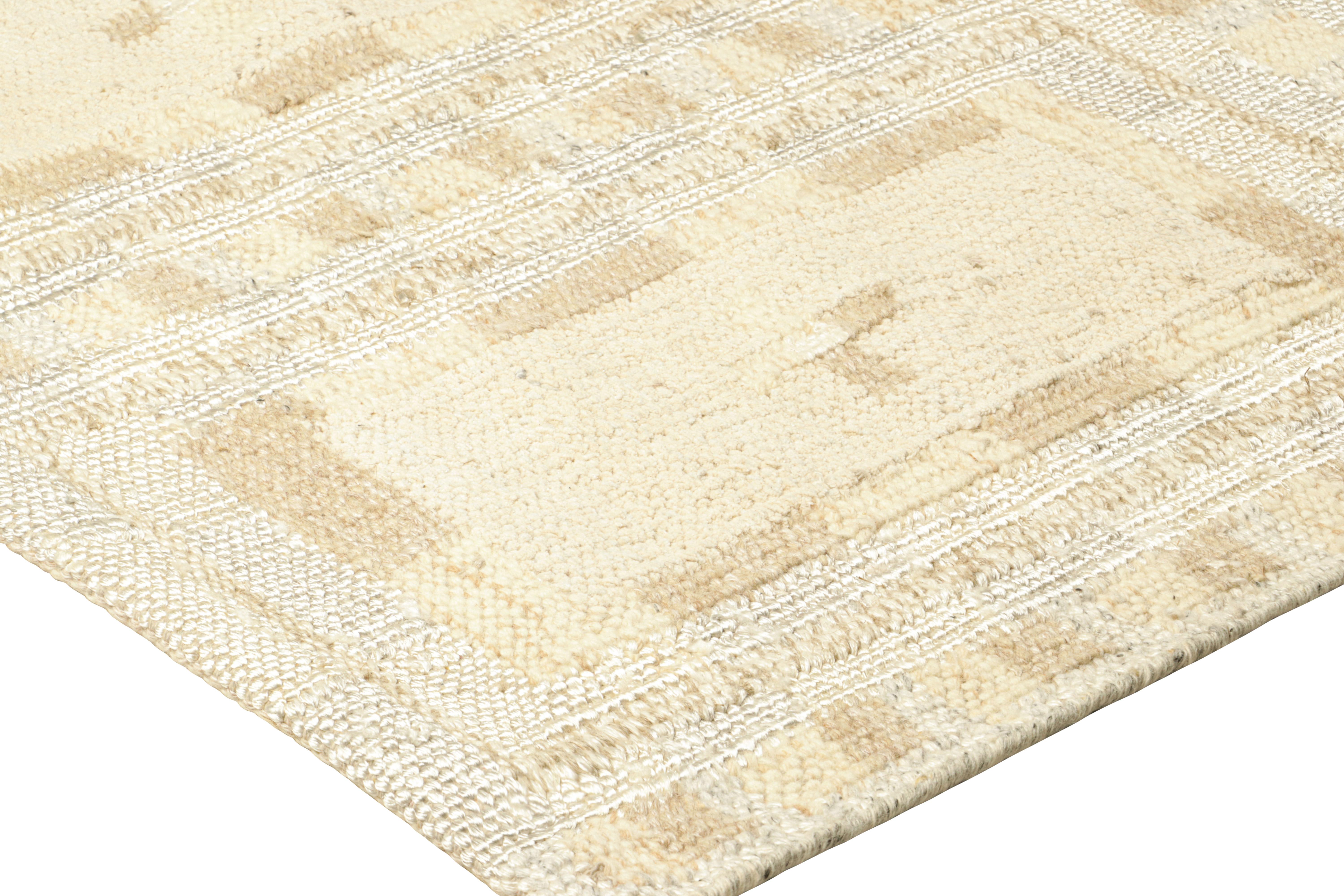 Tappeto in stile scandinavo Rug & Kilim in beige-marrone con motivi geometrici In condizioni Nuovo in vendita a Long Island City, NY