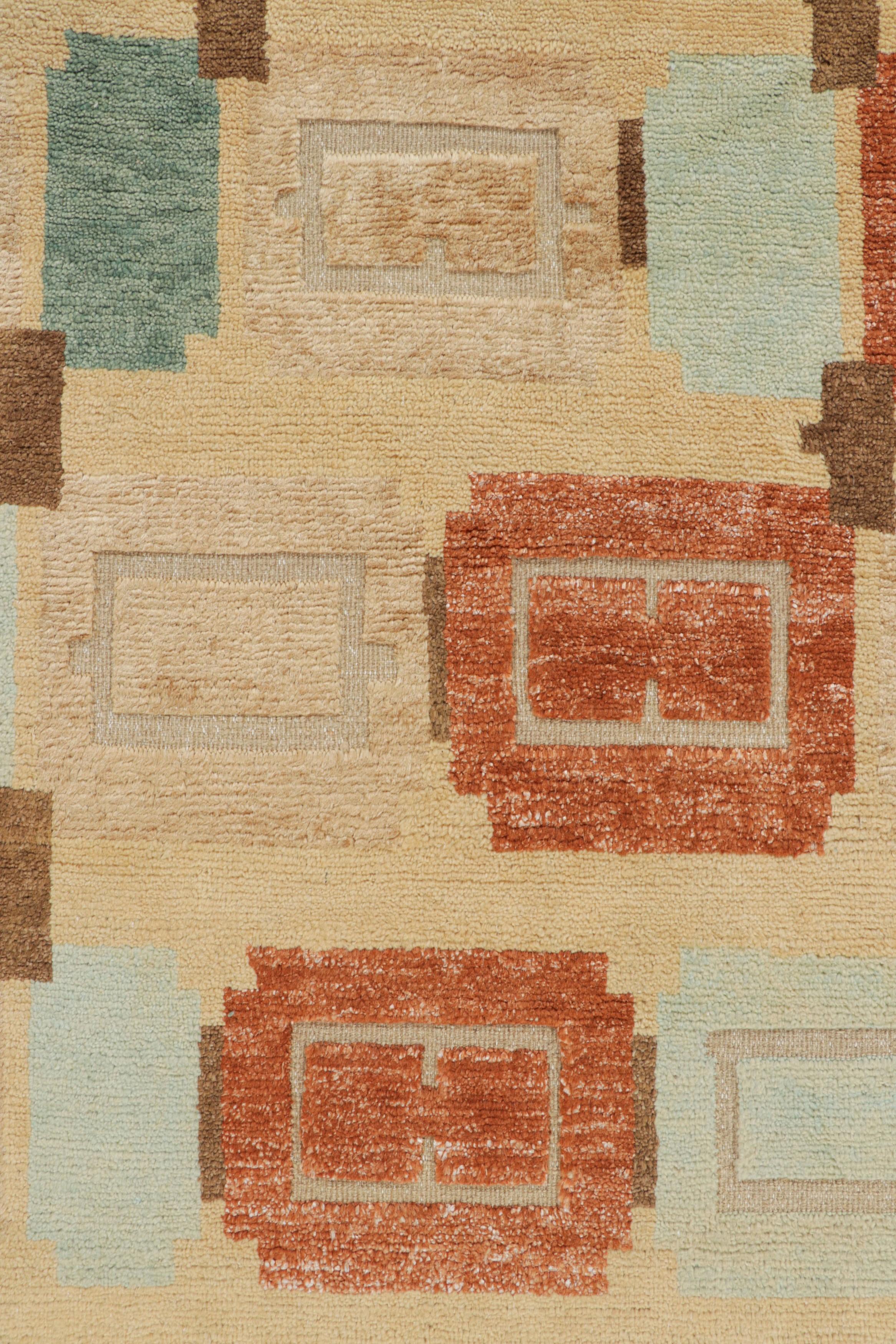 Tappeto in stile scandinavo Rug & Kilim in beige-marrone con motivi geometrici In condizioni Nuovo in vendita a Long Island City, NY