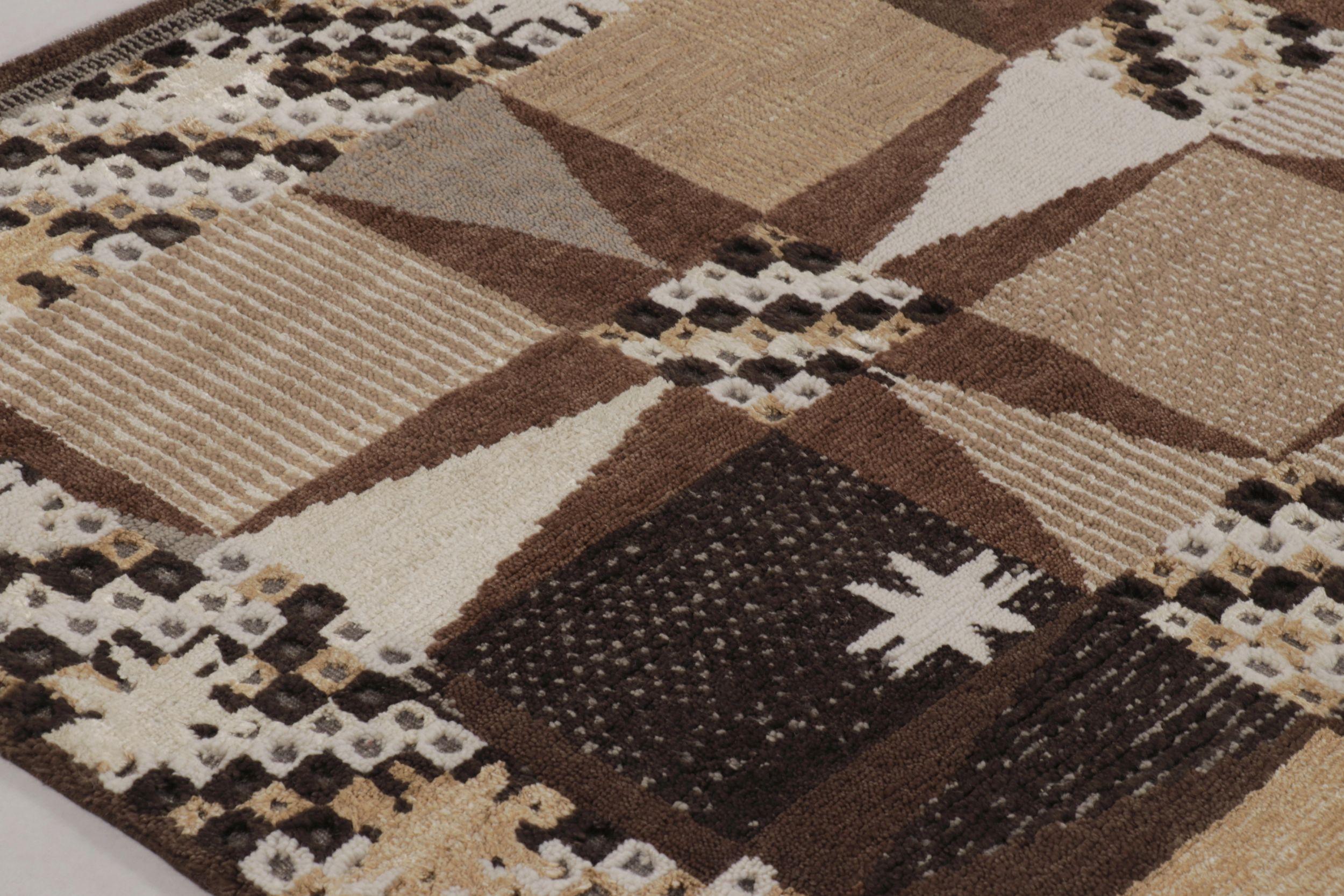 Tappeto in stile scandinavo Rug & Kilim in beige-marrone con motivi geometrici In condizioni Nuovo in vendita a Long Island City, NY
