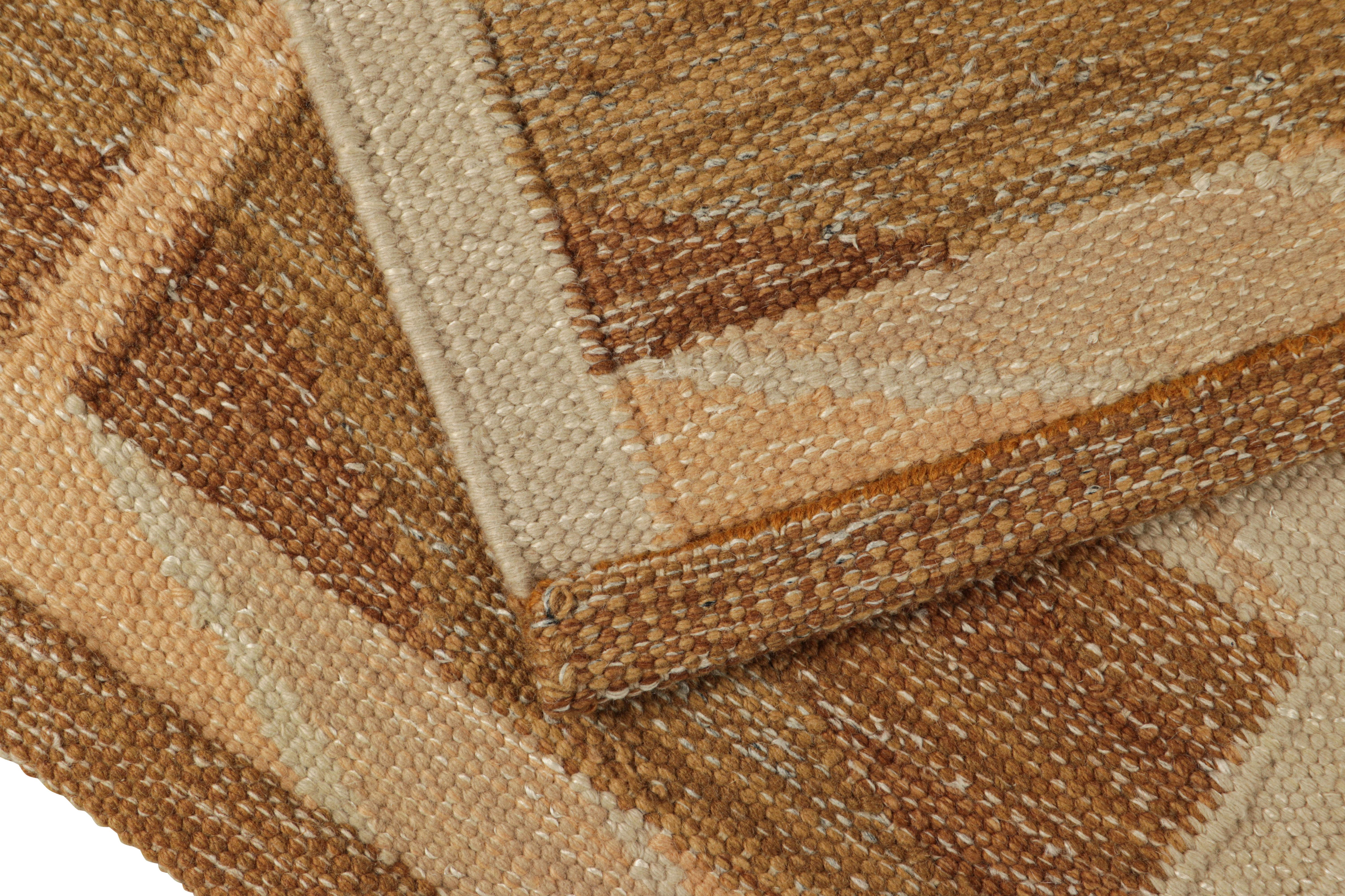 Rug & Kilim's Teppich im skandinavischen Stil in Beige-Braun mit geometrischen Mustern (21. Jahrhundert und zeitgenössisch) im Angebot