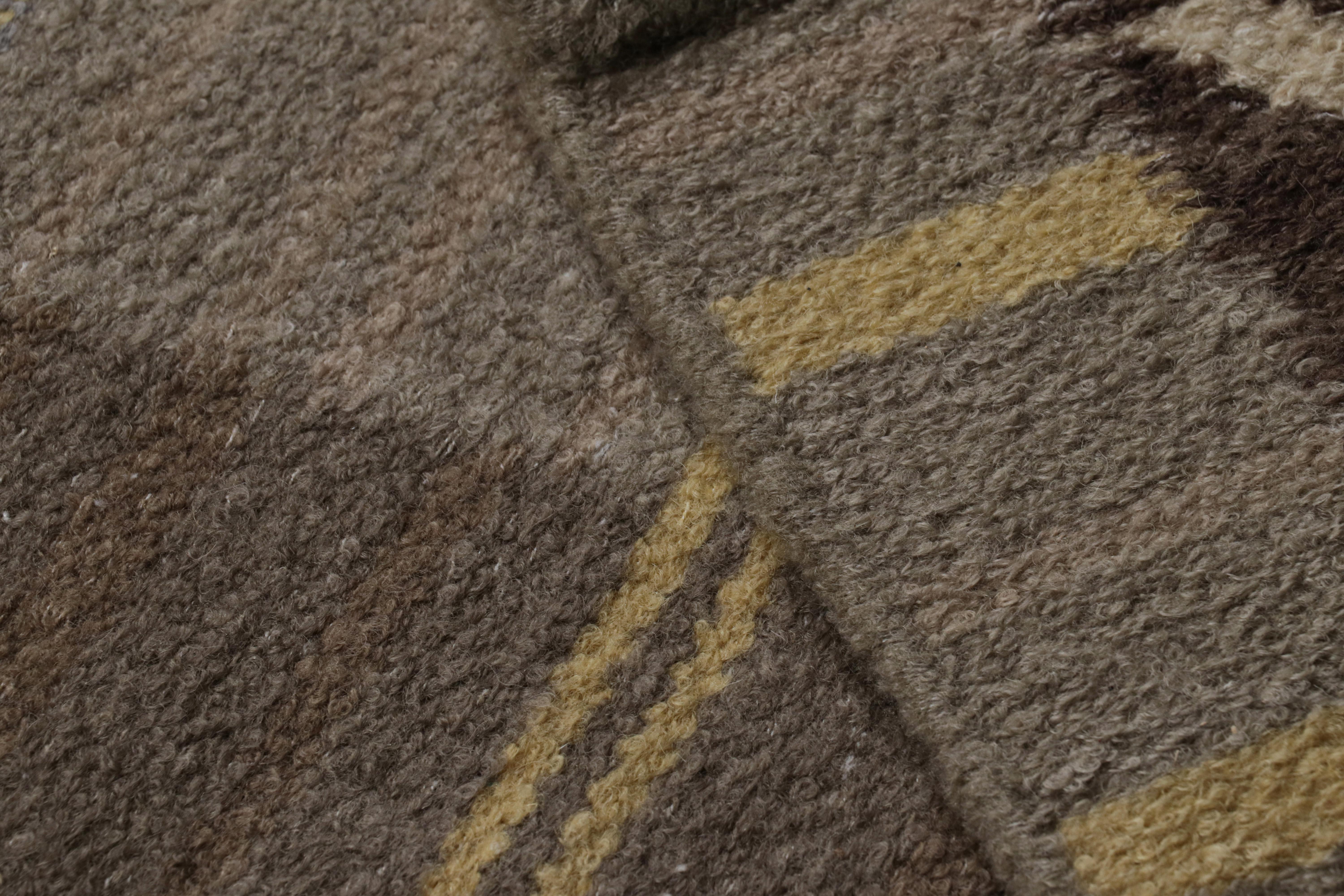 Rug & Kilim's Teppich im skandinavischen Stil in Beige-Braun mit geometrischen Mustern (21. Jahrhundert und zeitgenössisch) im Angebot