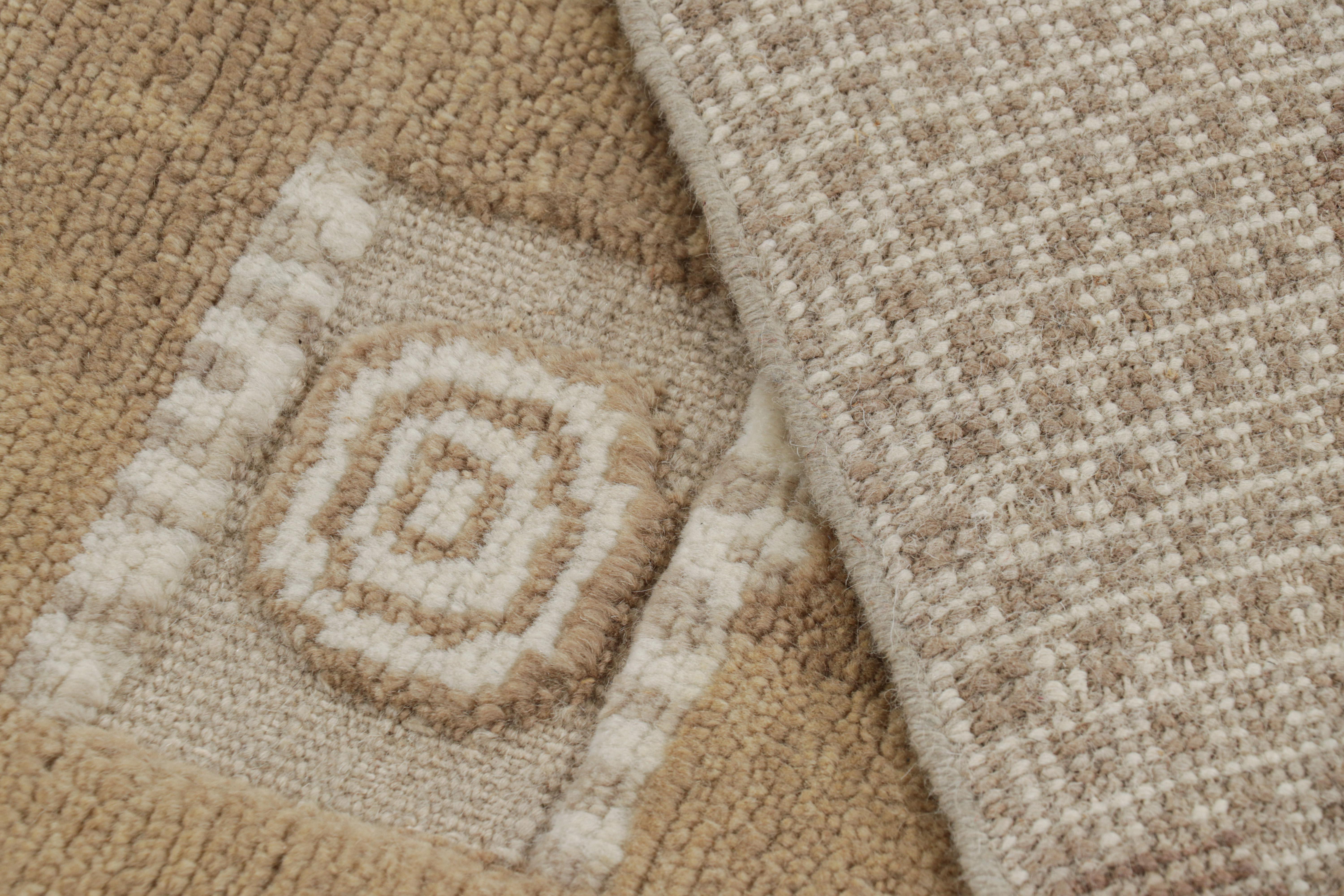 XXIe siècle et contemporain Rug & Kilim's Scandinavian Style Rug in Beige-Brown with Geometric Patterns (tapis de style scandinave à motifs géométriques) en vente