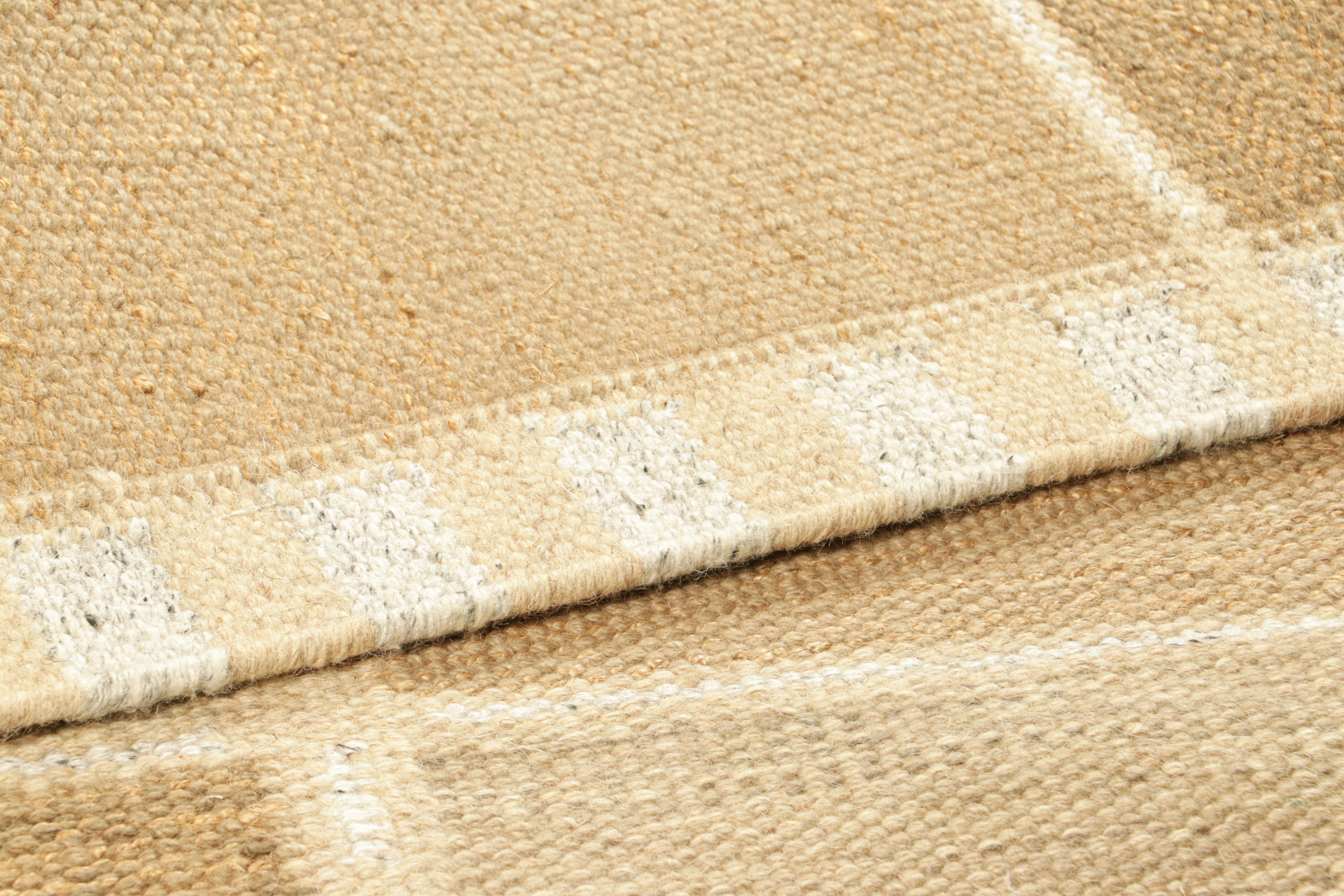 Rug & Kilim's Teppich im skandinavischen Stil in Beige-Braun mit geometrischen Mustern (21. Jahrhundert und zeitgenössisch) im Angebot