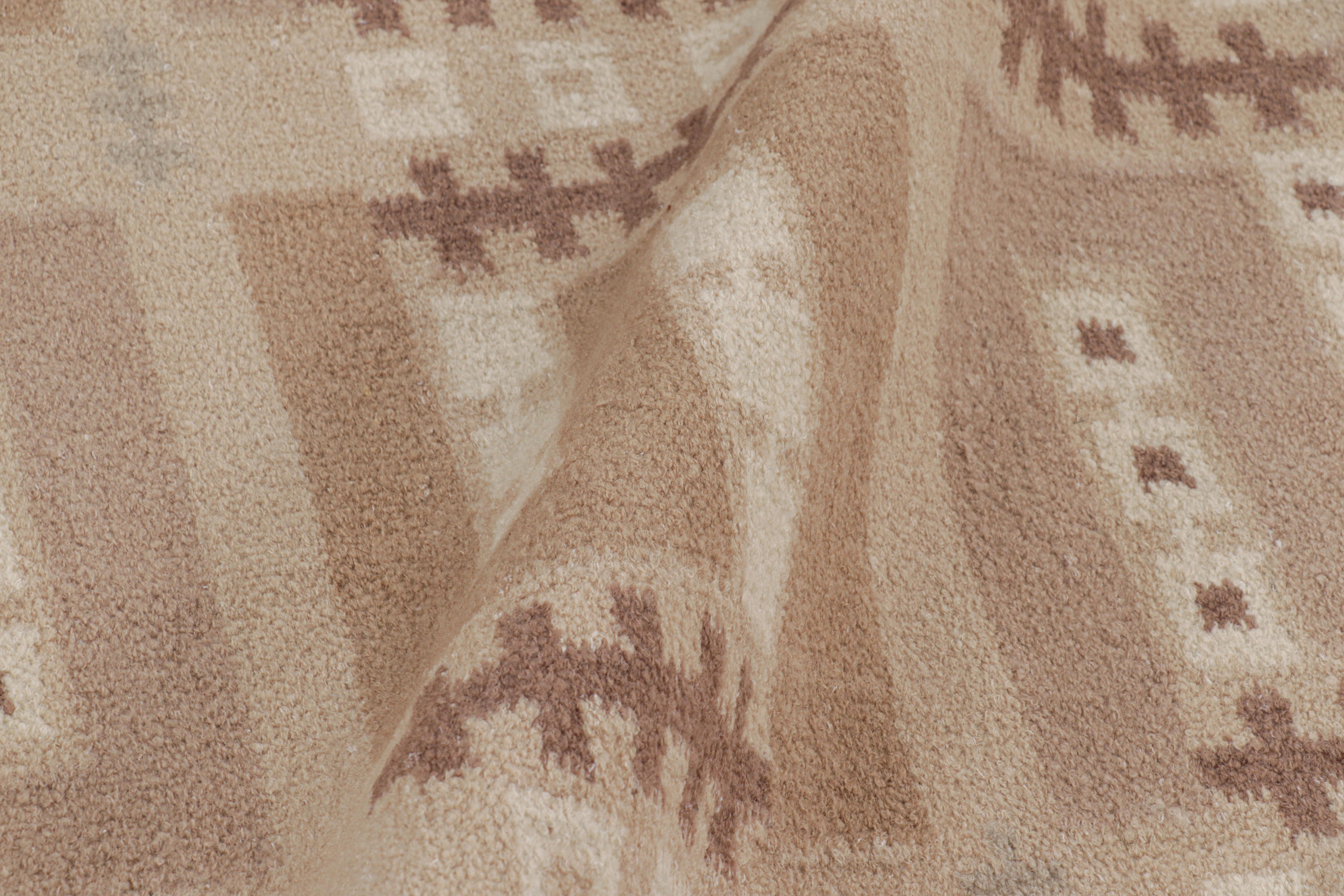 XXIe siècle et contemporain Rug & Kilim's Scandinavian Style Rug in Beige-Brown with Geometric Patterns (tapis de style scandinave à motifs géométriques) en vente