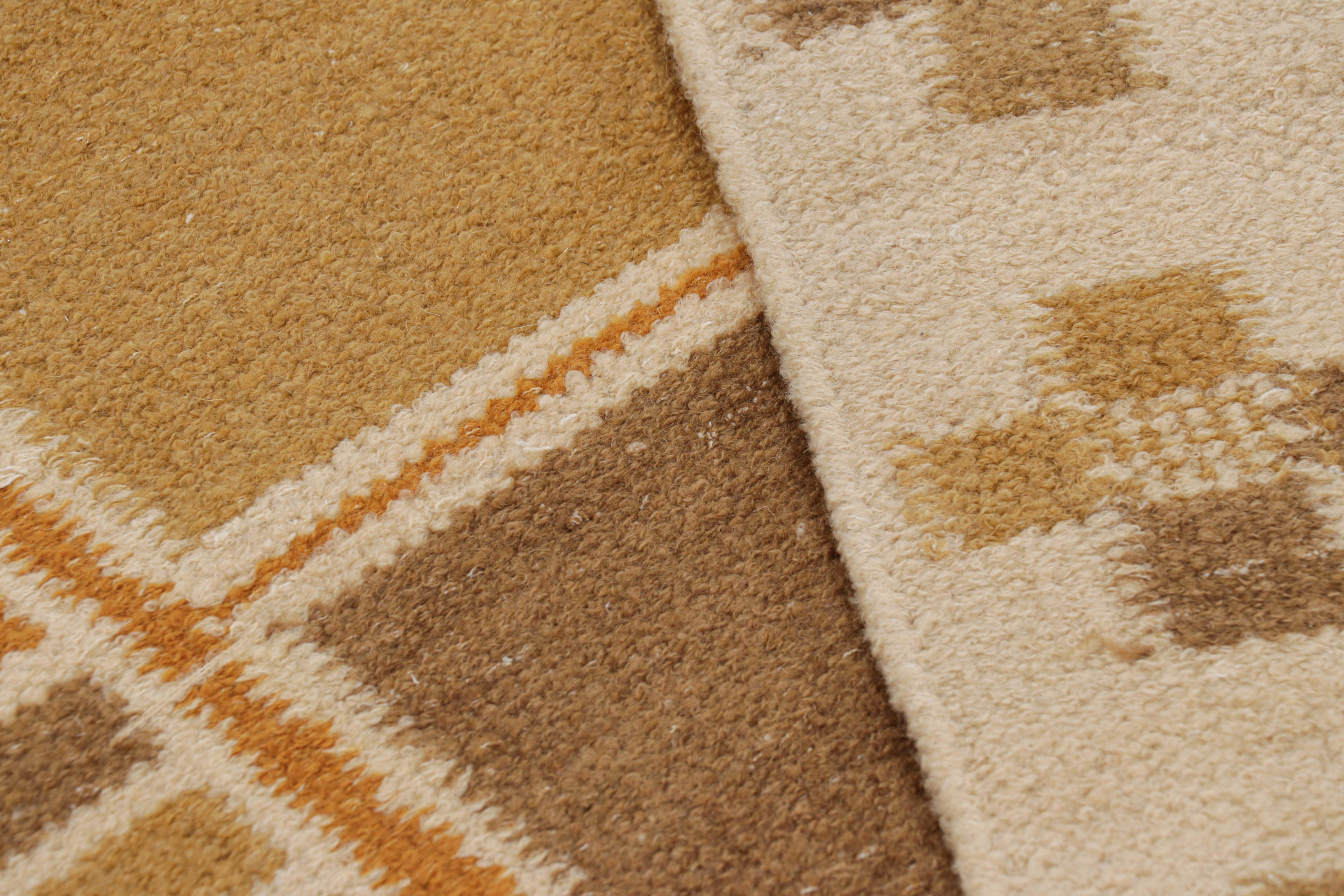 XXIe siècle et contemporain Rug & Kilim's Scandinavian Style Rug in Beige-Brown with Geometric Patterns (tapis de style scandinave à motifs géométriques) en vente