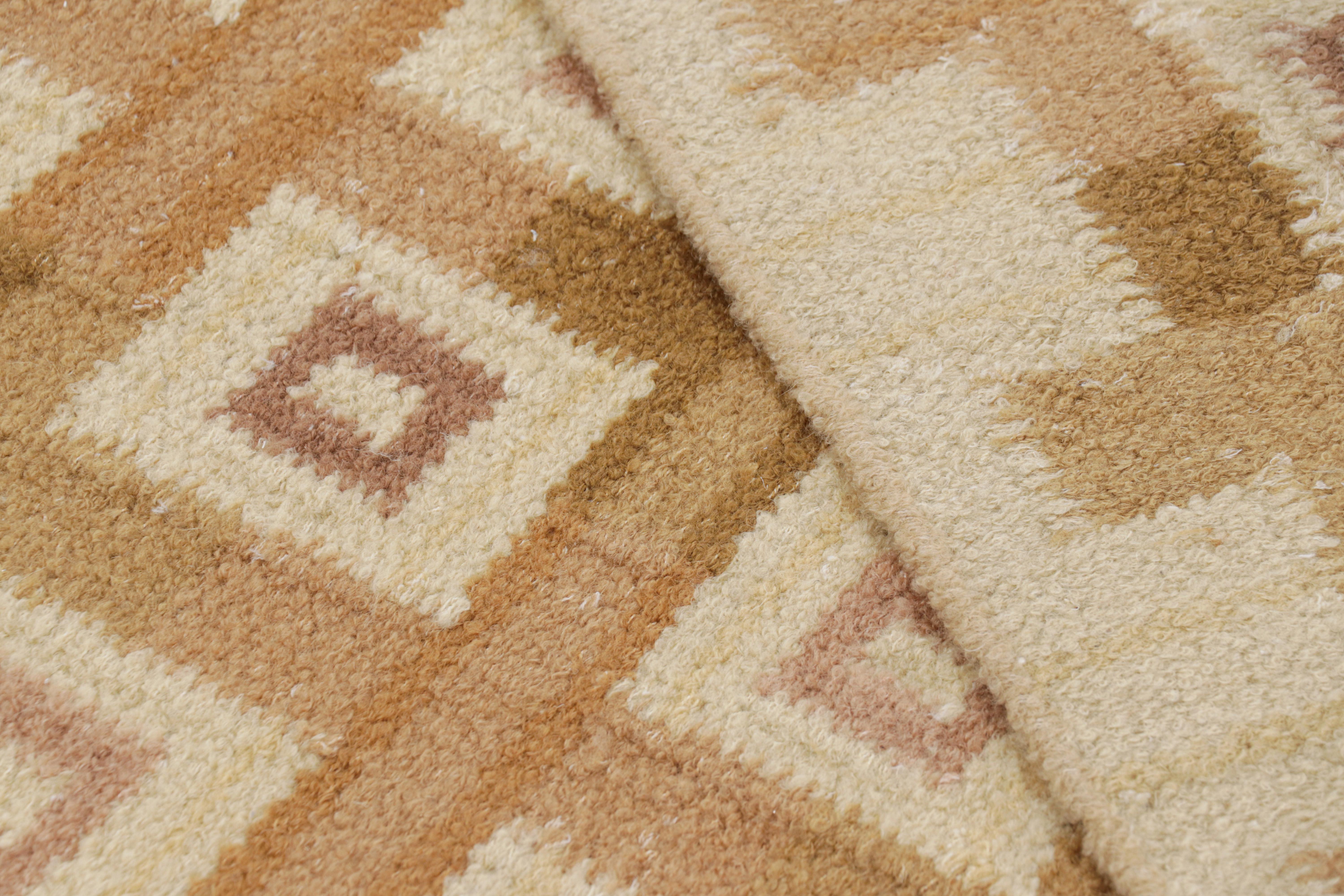 Rug & Kilim's Teppich im skandinavischen Stil in Beige-Braun mit geometrischen Mustern (21. Jahrhundert und zeitgenössisch) im Angebot