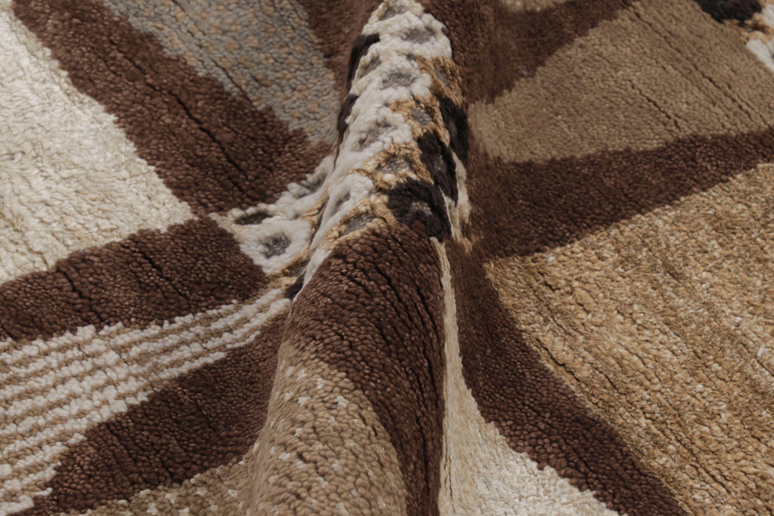 XXI secolo e contemporaneo Tappeto in stile scandinavo Rug & Kilim in beige-marrone con motivi geometrici in vendita