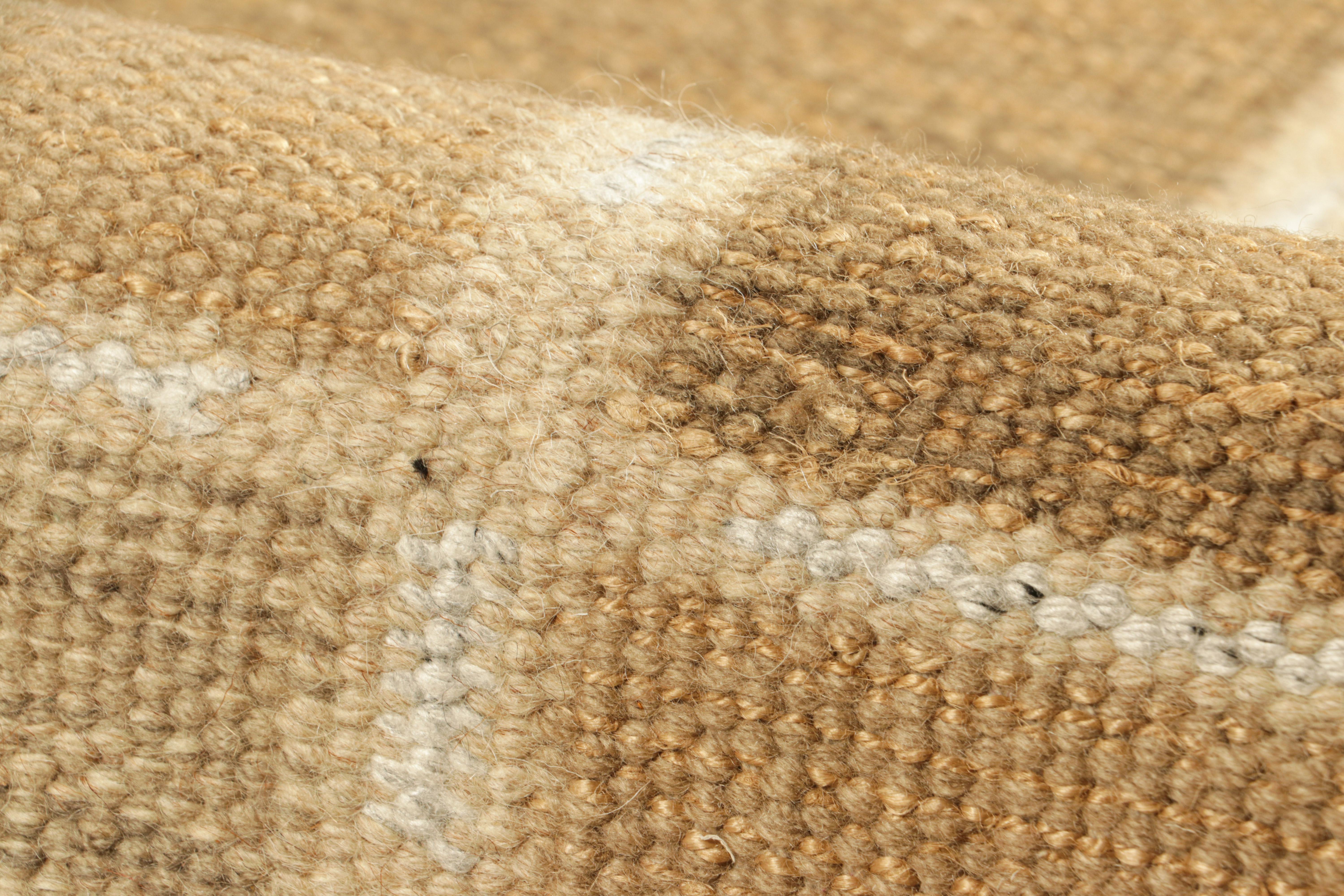 Rug & Kilim's Teppich im skandinavischen Stil in Beige-Braun mit geometrischen Mustern (Wolle) im Angebot