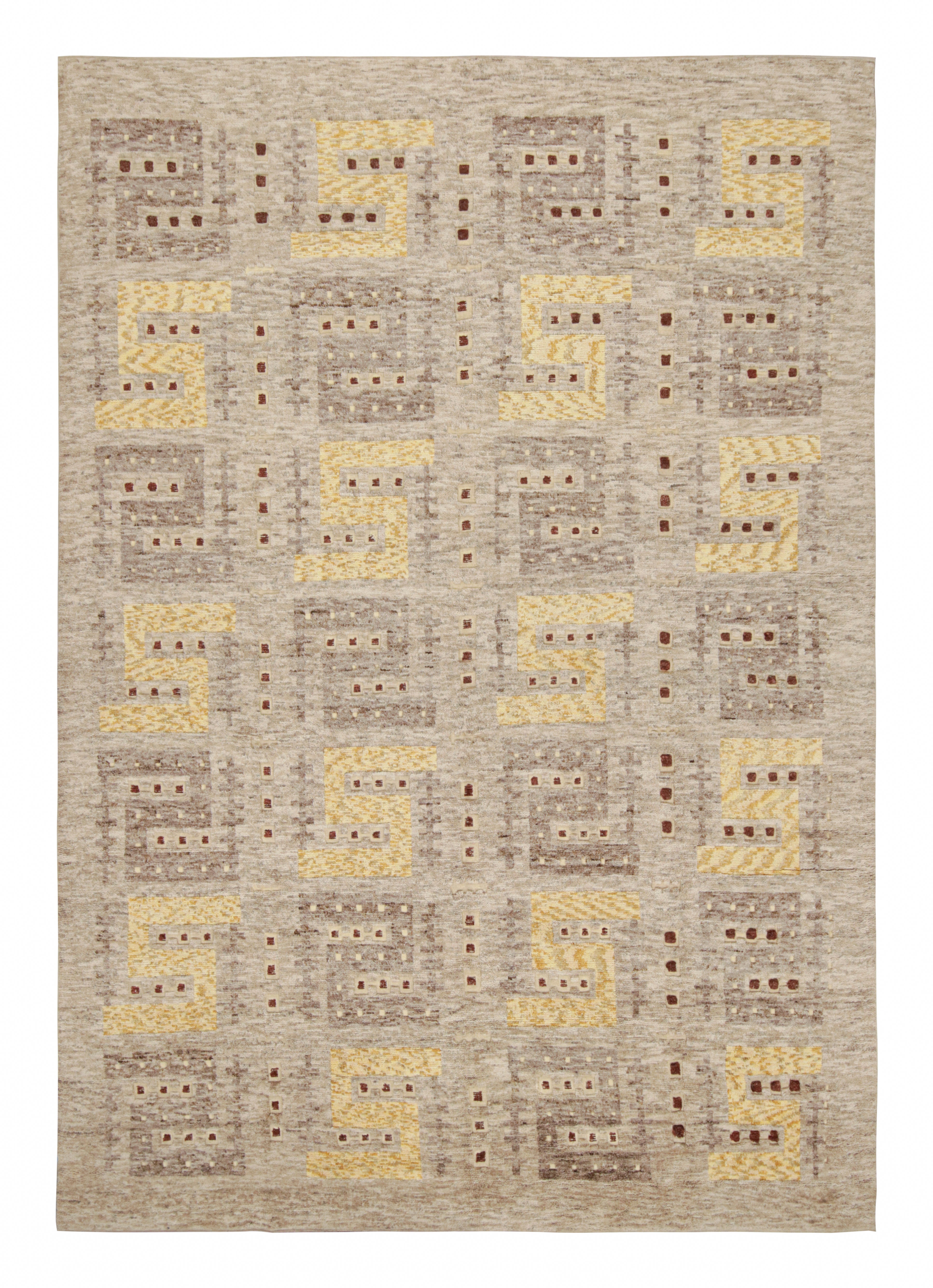 Rug & Kilim's Teppich im skandinavischen Stil in Beige-Braun, mit geometrischen Mustern im Angebot