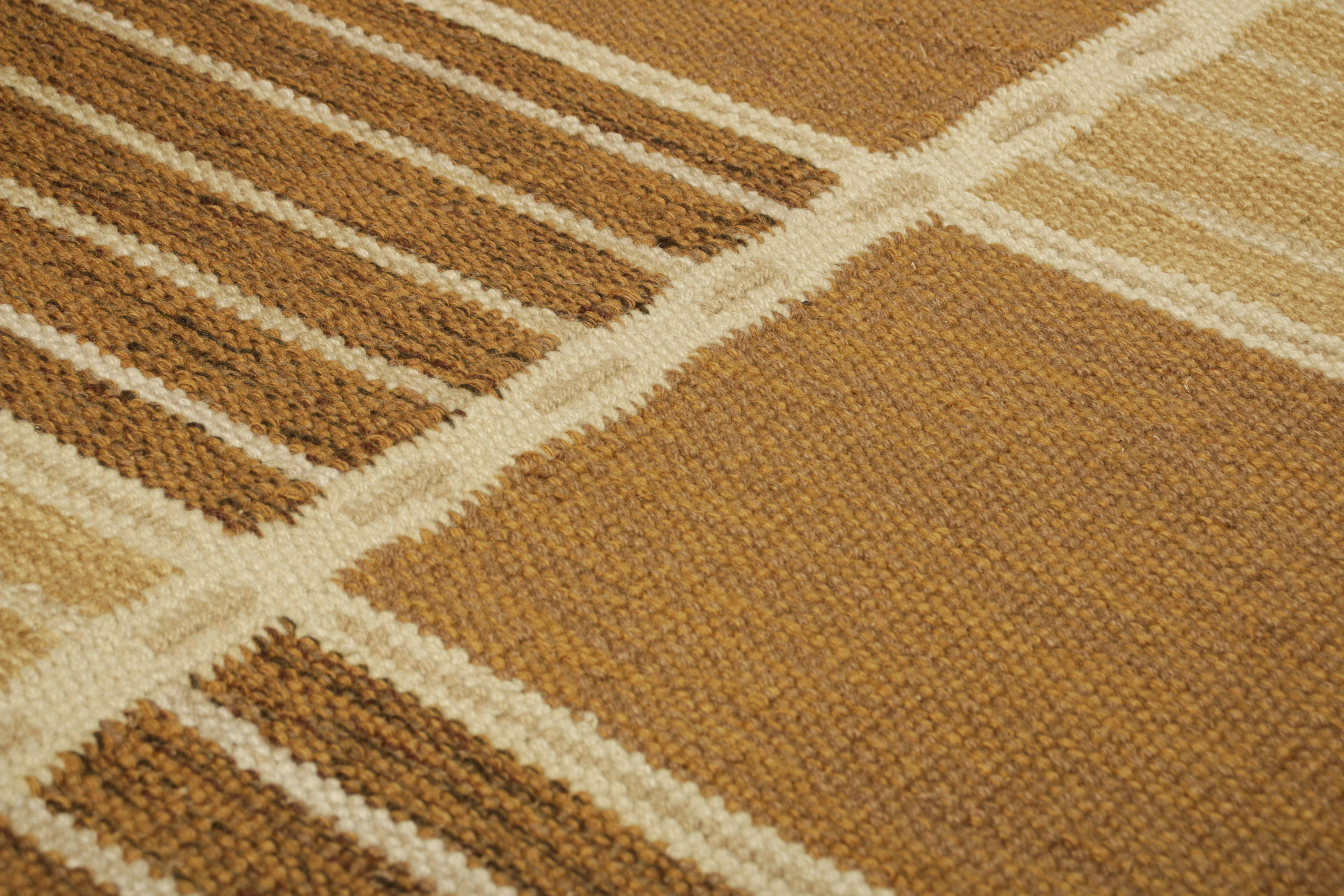 Da una nuova ed entusiasmante collezione di pezzi in formato regalo, questo tappeto d'accento 3x5 in stile svedese è un'audace novità della Scandinavian Collection di Rug & Kilim. Tessuta a mano in un intreccio piatto di lana con filati naturali non