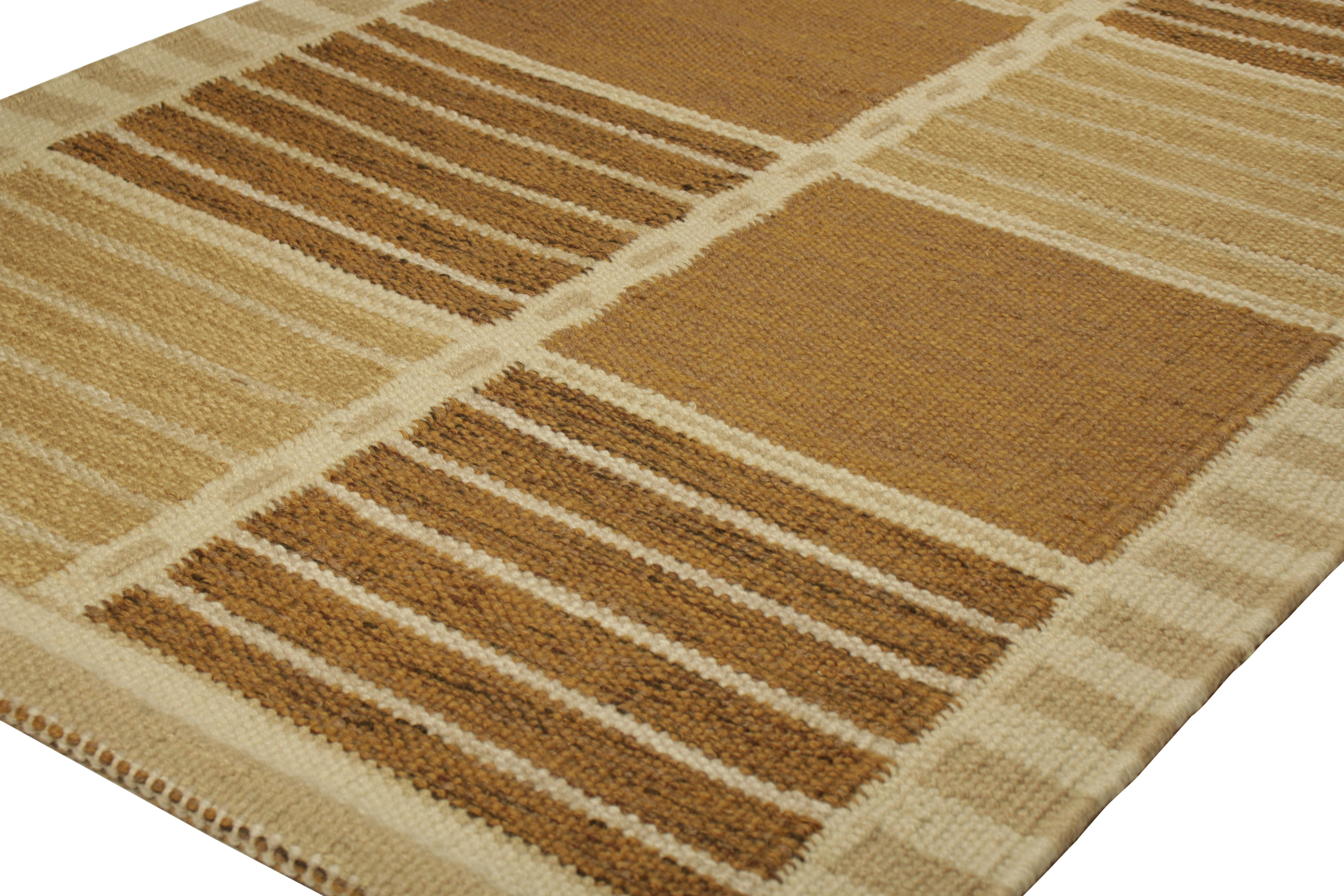 Rug & Kilim's Teppich im skandinavischen Stil in Beige-Braun mit geometrischen Streifen (Moderne) im Angebot