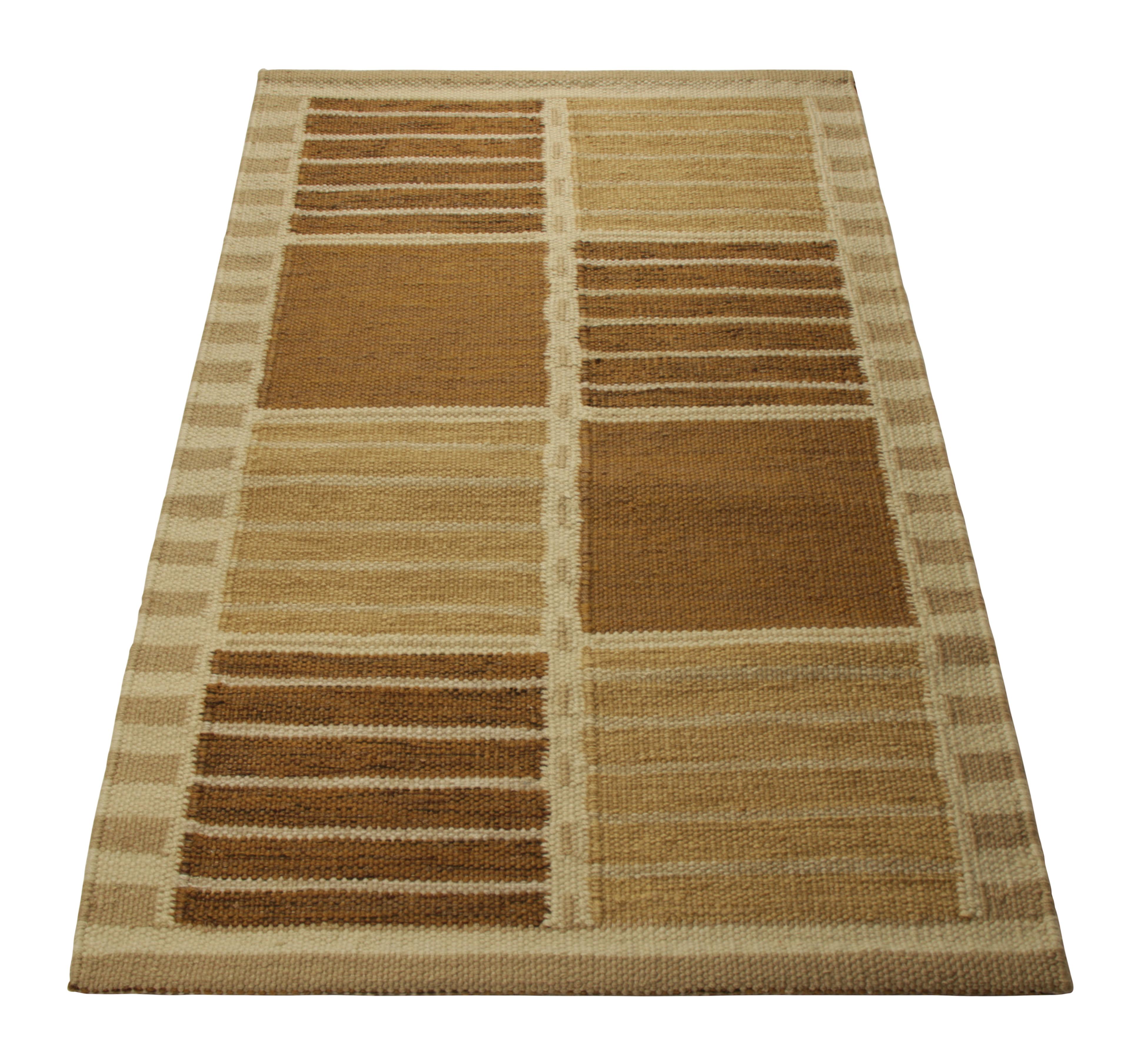Rug & Kilim's Teppich im skandinavischen Stil in Beige-Braun mit geometrischen Streifen (Handgewebt) im Angebot