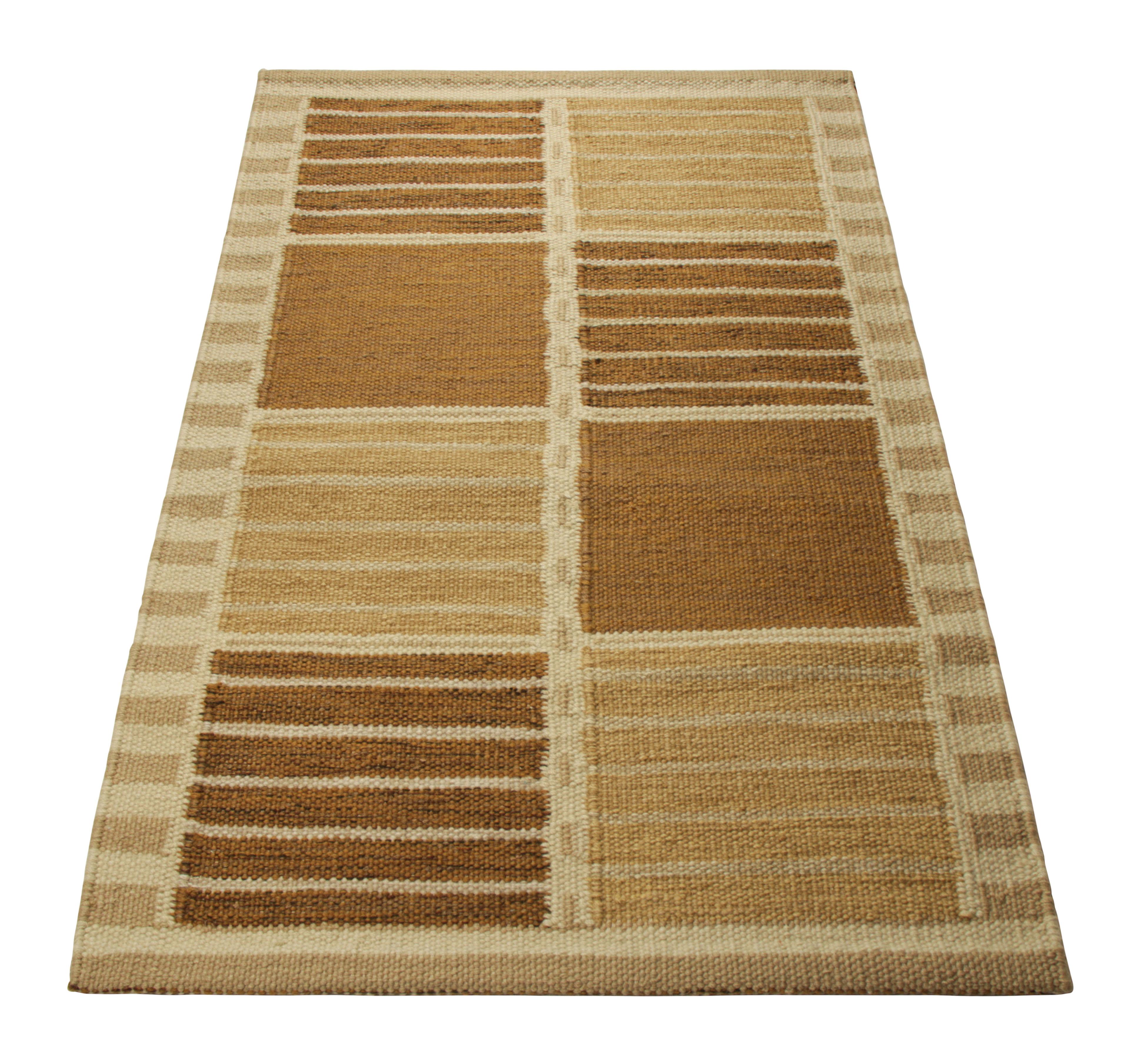 Tessuto a mano Tappeto in stile scandinavo Rug & Kilim in beige-marrone, con strisce geometriche in vendita