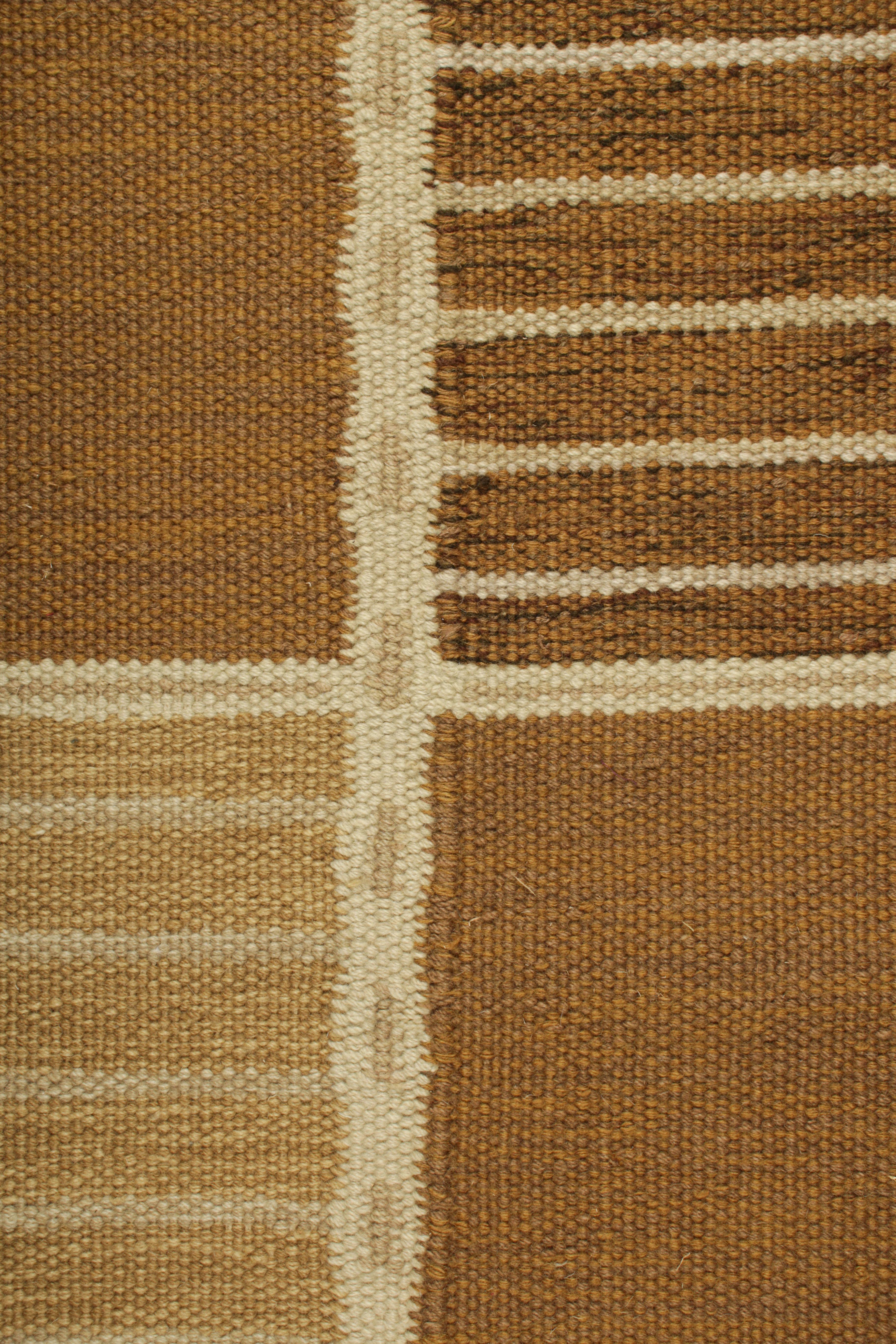 Tappeto in stile scandinavo Rug & Kilim in beige-marrone, con strisce geometriche In condizioni Nuovo in vendita a Long Island City, NY