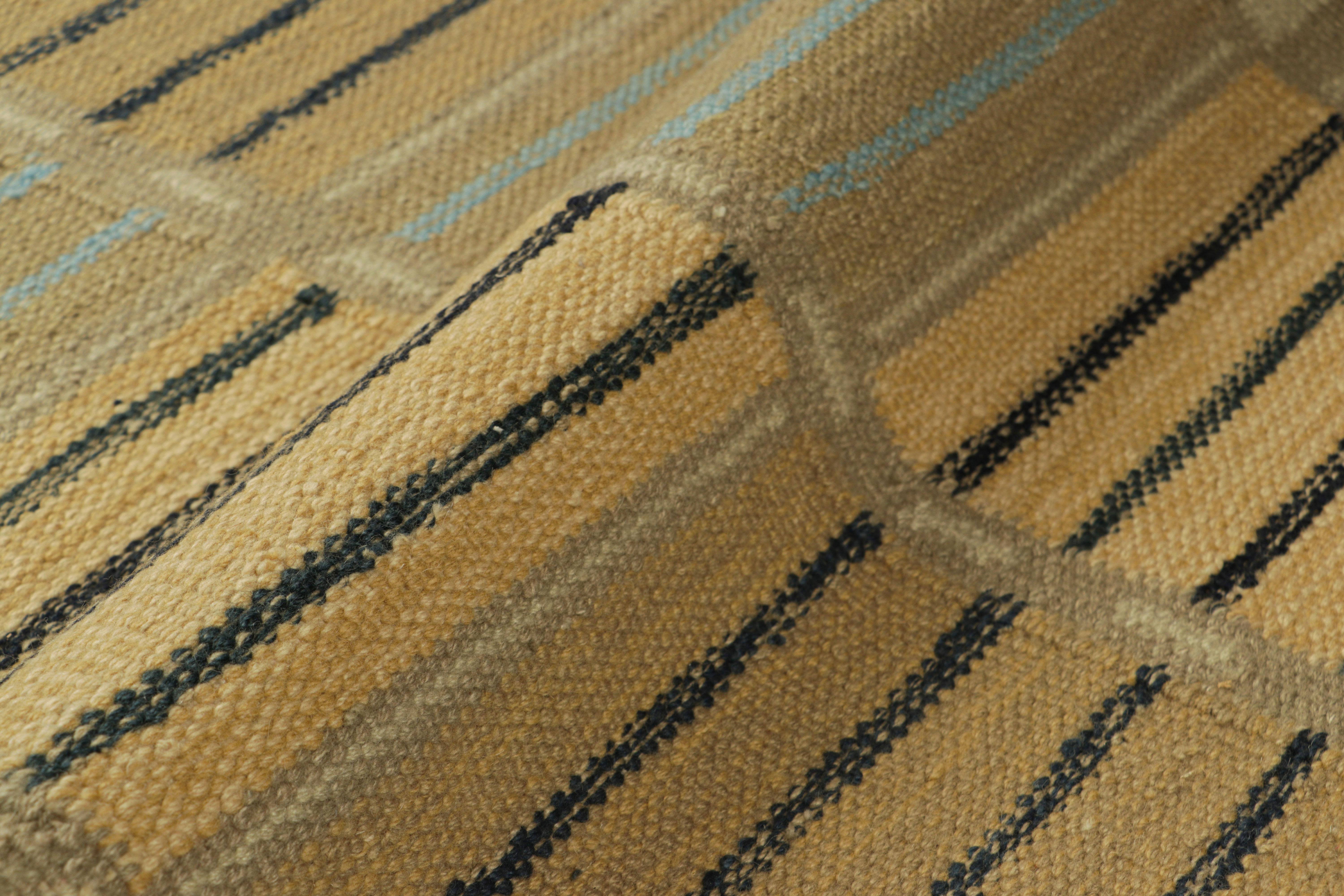 XXI secolo e contemporaneo Tappeto in stile scandinavo Rug & Kilim in beige-marrone, con strisce geometriche in vendita