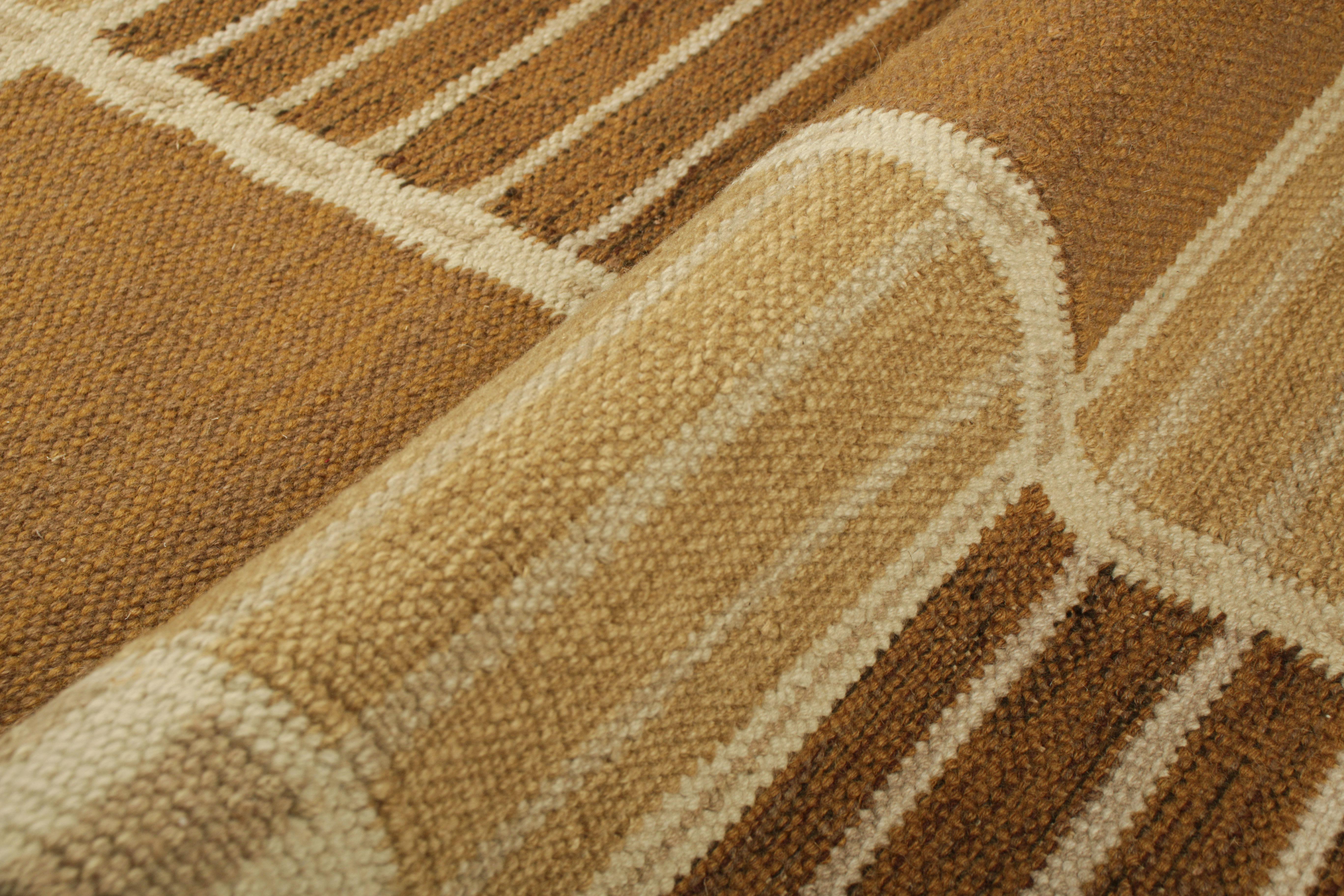 XXI secolo e contemporaneo Tappeto in stile scandinavo Rug & Kilim in beige-marrone, con strisce geometriche in vendita