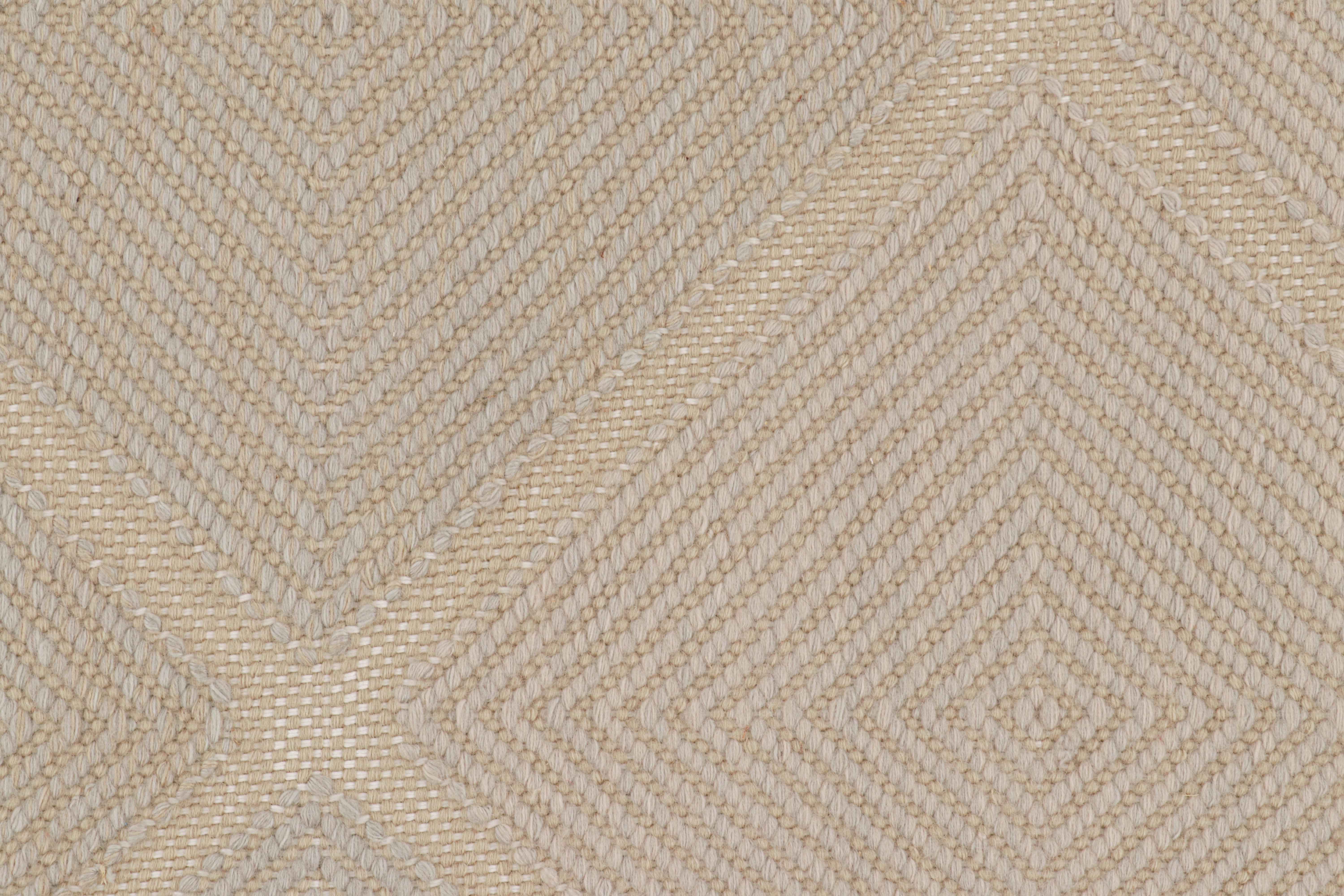 Moderne Tapis de style scandinave de Rug & Kilim à motifs de losanges beige, crème et bleu en vente