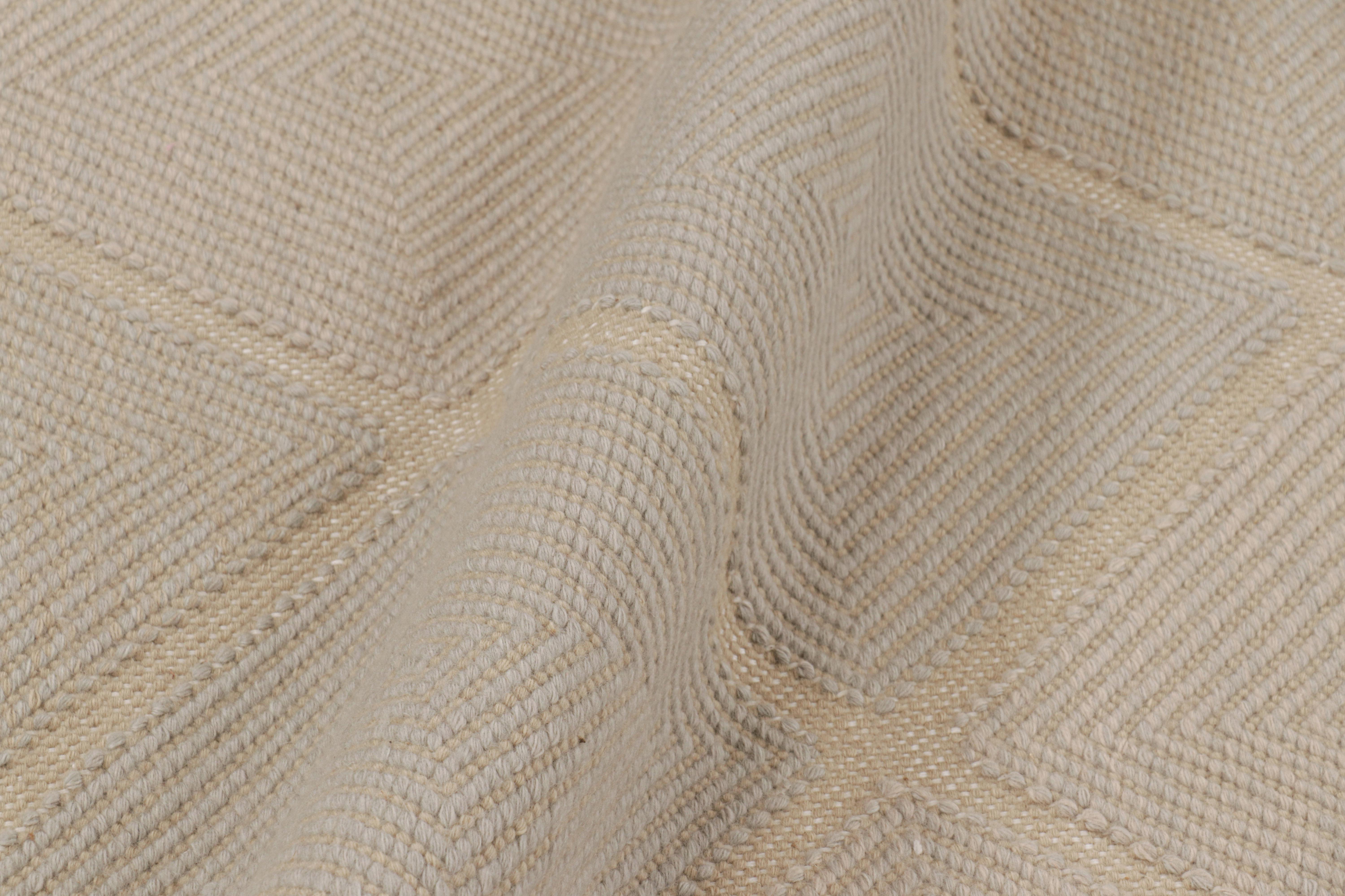 XXIe siècle et contemporain Tapis de style scandinave de Rug & Kilim à motifs de losanges beige, crème et bleu en vente