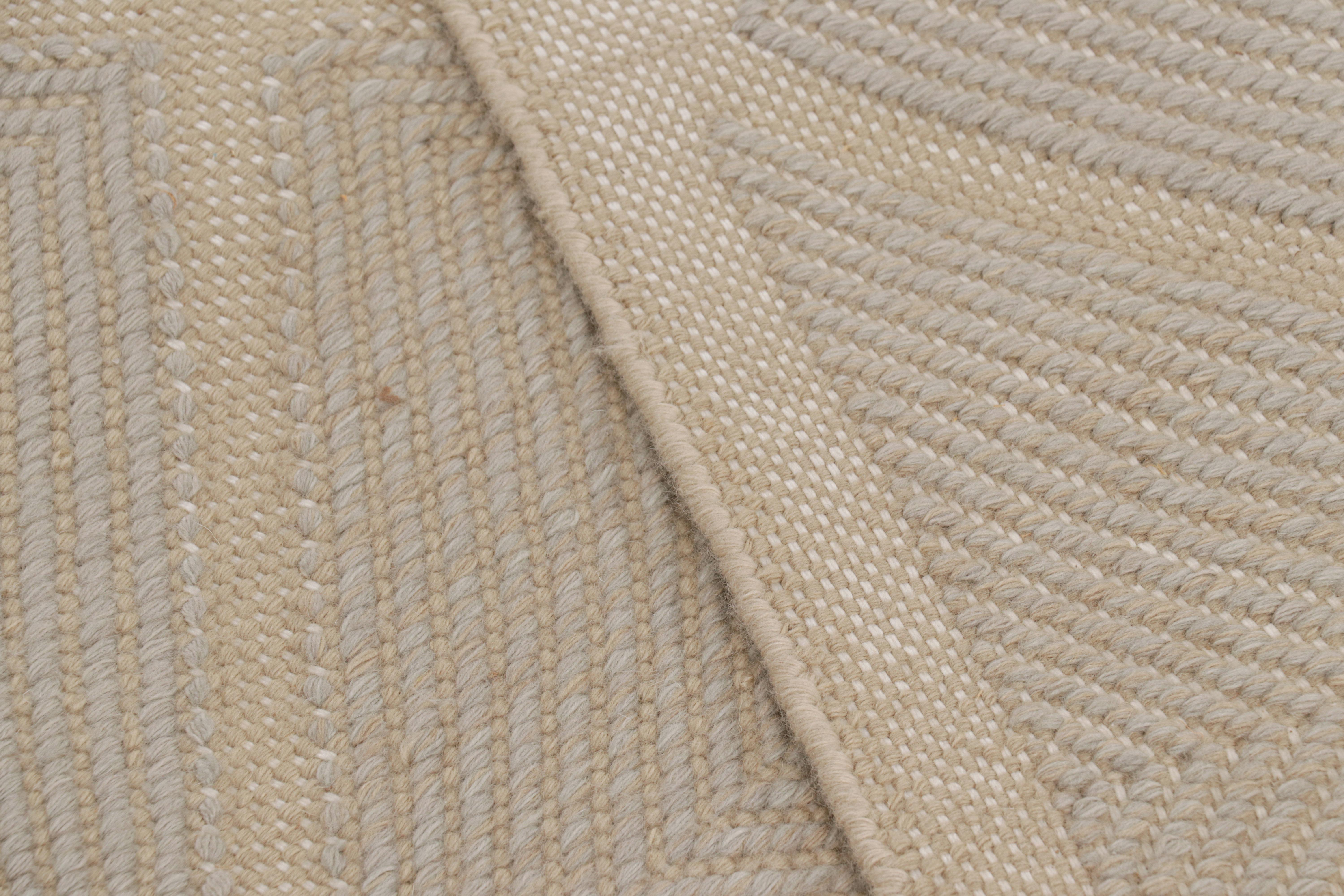 Laine Tapis de style scandinave de Rug & Kilim à motifs de losanges beige, crème et bleu en vente
