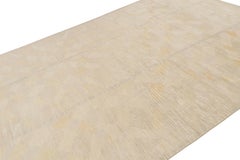 Tapis de style scandinave à motifs géométriques beige, or et bleu de Rug & Kilim