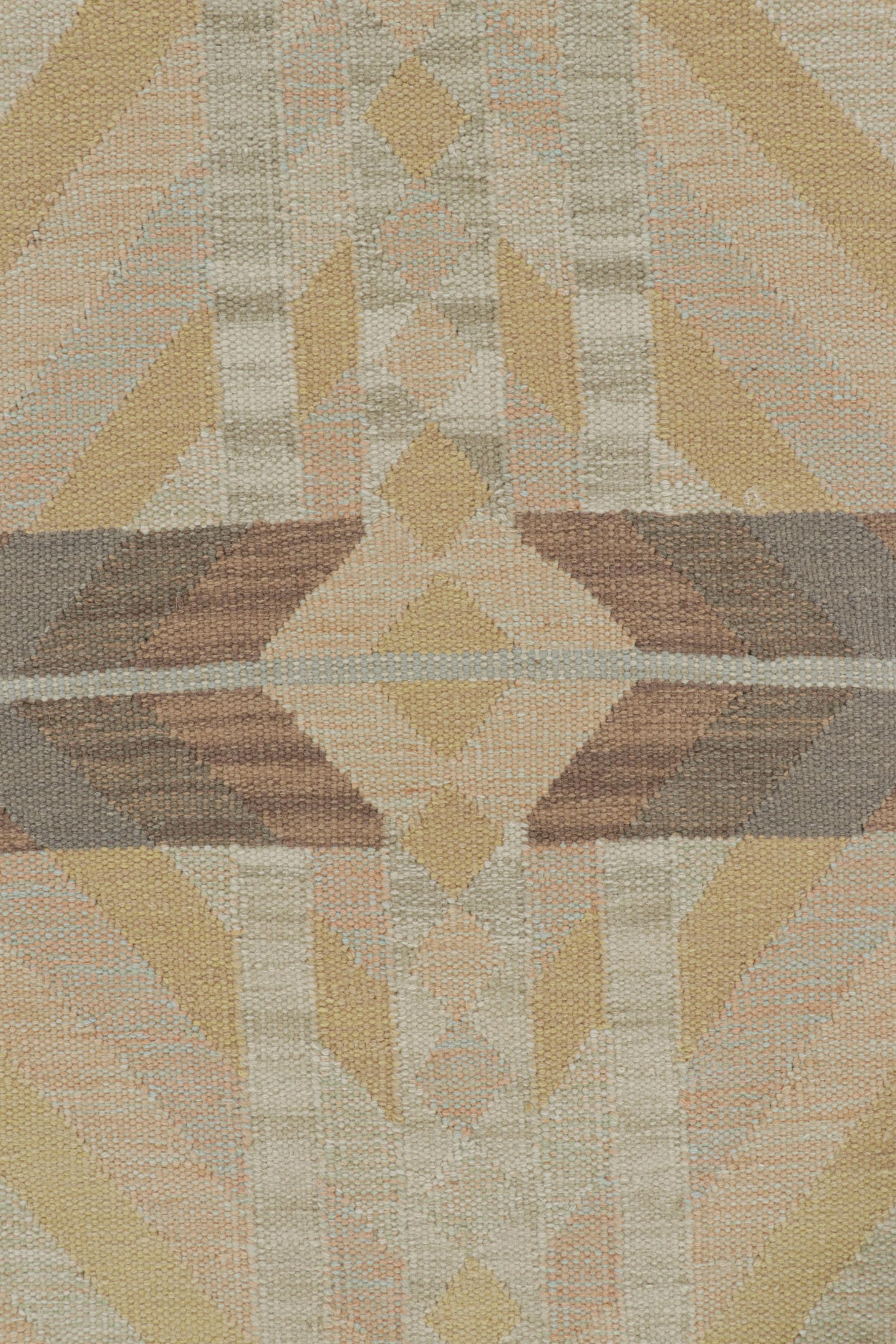 Alfombra de estilo escandinavo de Rug & Kilim con motivos geométricos en beige, dorado y azul Moderno en venta