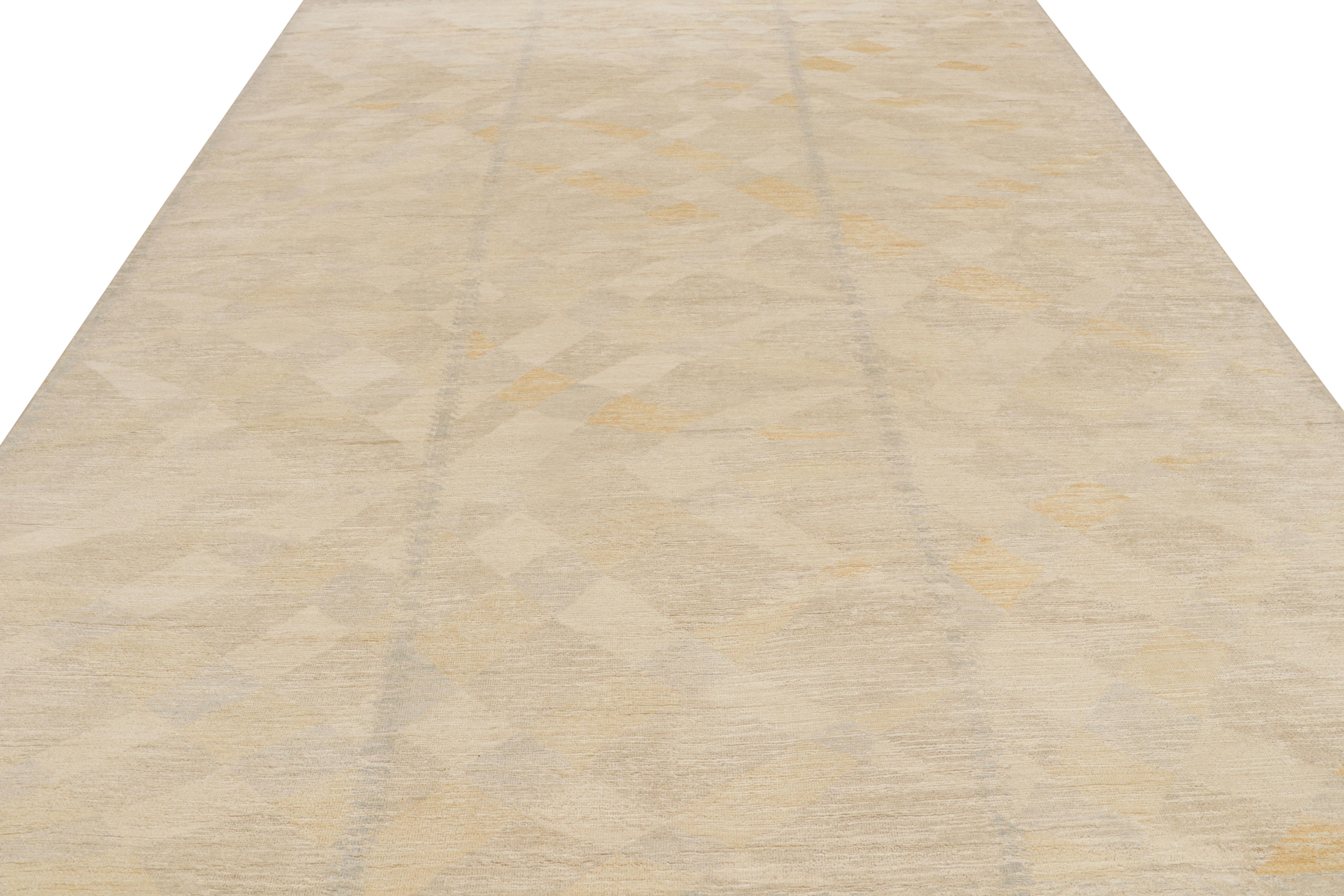 Rug & Kilim's Teppich im skandinavischen Stil in Beige, Gold und Blau mit geometrischen Mustern (Skandinavische Moderne) im Angebot