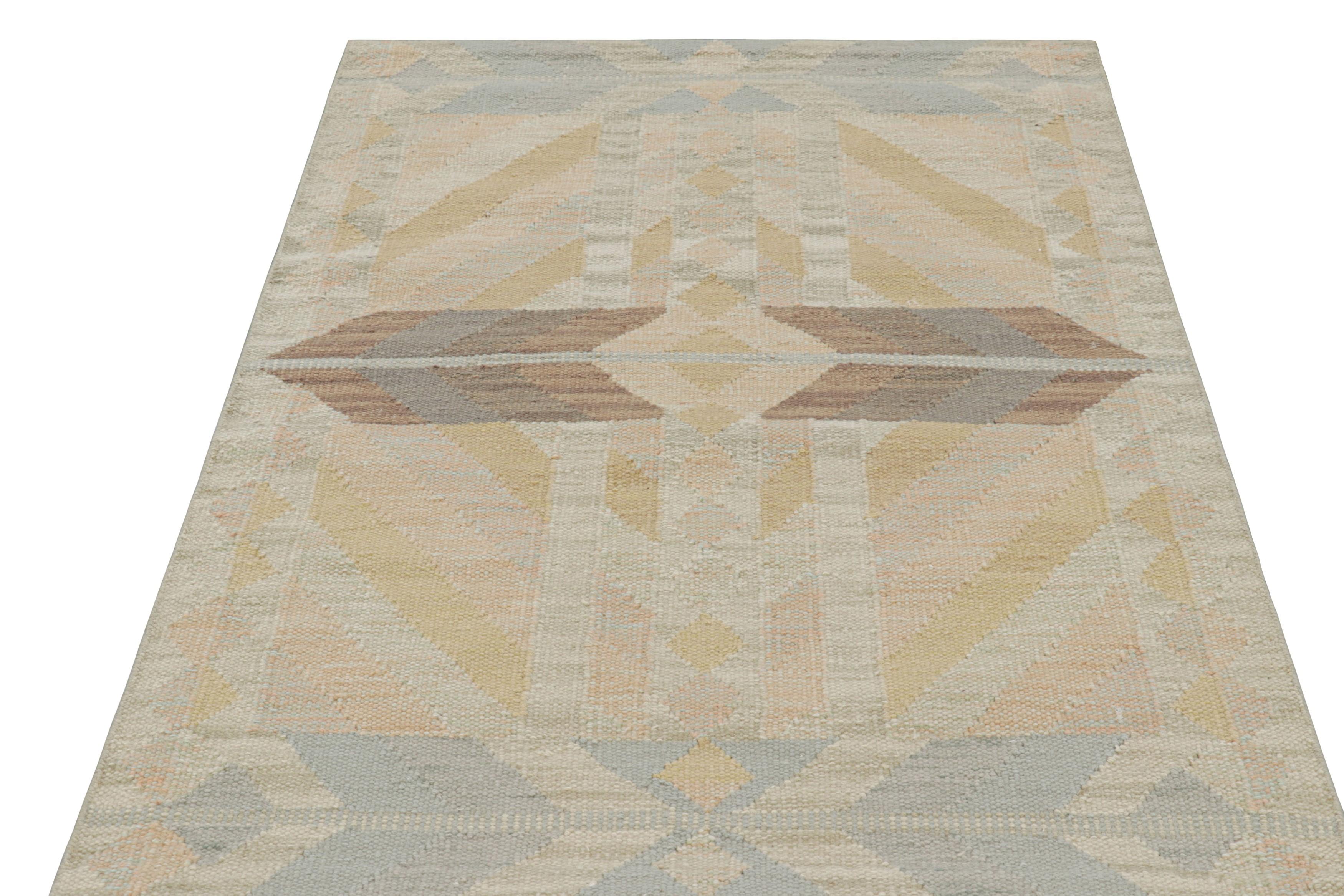 Alfombra de estilo escandinavo de Rug & Kilim con motivos geométricos en beige, dorado y azul Indio en venta