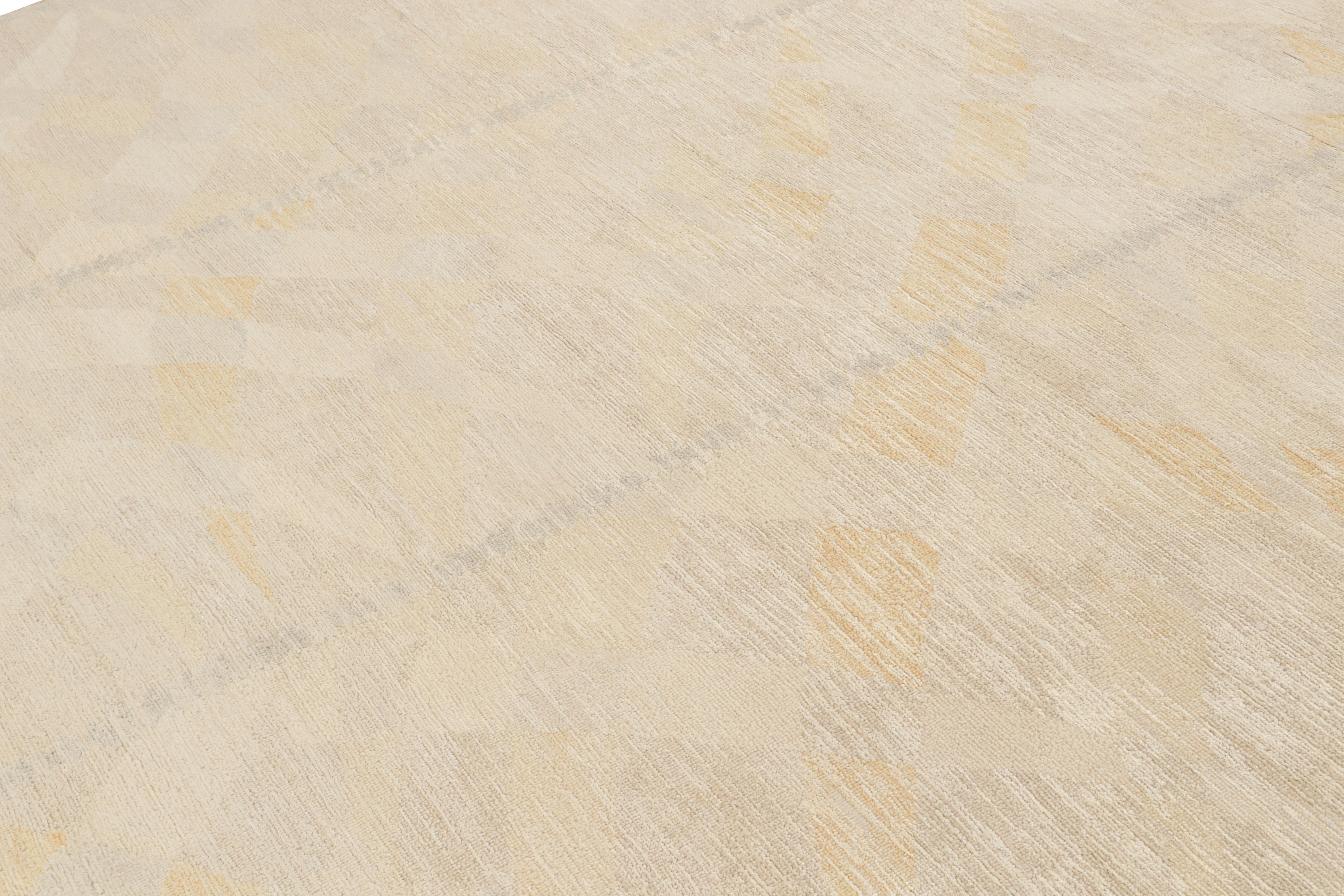 Rug & Kilim's Teppich im skandinavischen Stil in Beige, Gold und Blau mit geometrischen Mustern (Indisch) im Angebot