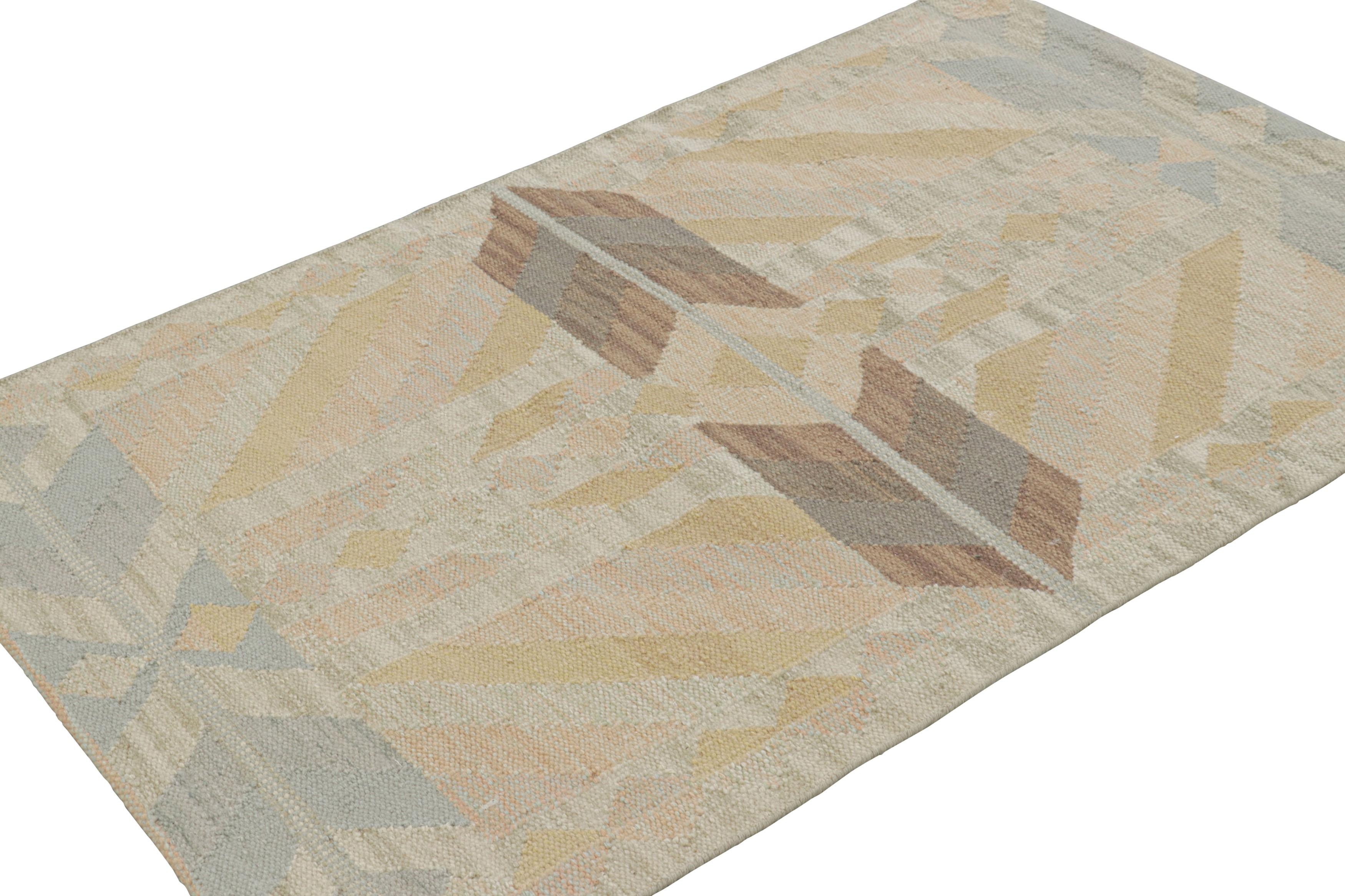 Alfombra de estilo escandinavo de Rug & Kilim con motivos geométricos en beige, dorado y azul Tejido a mano en venta