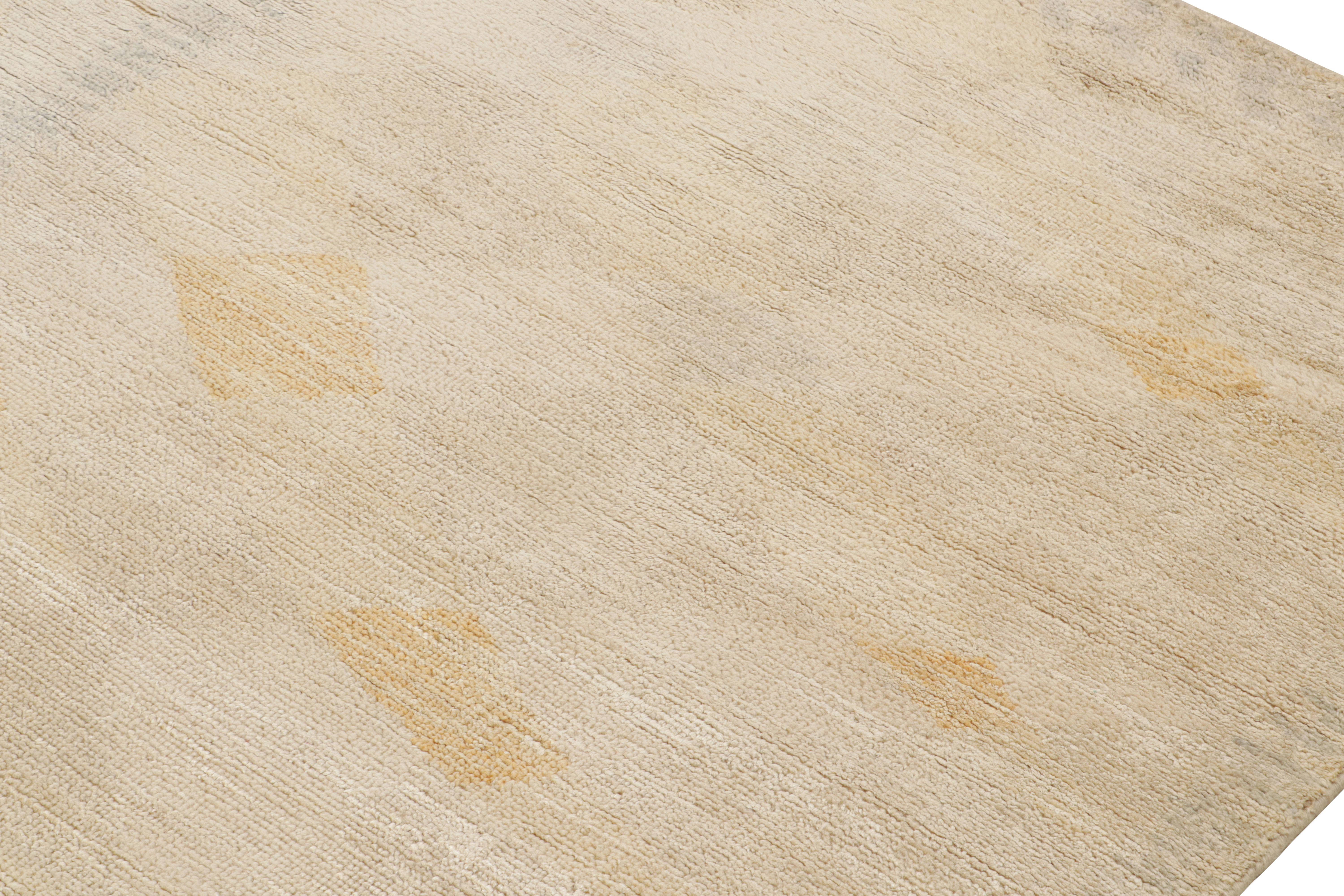 Rug & Kilim's Teppich im skandinavischen Stil in Beige, Gold und Blau mit geometrischen Mustern (Handgeknüpft) im Angebot