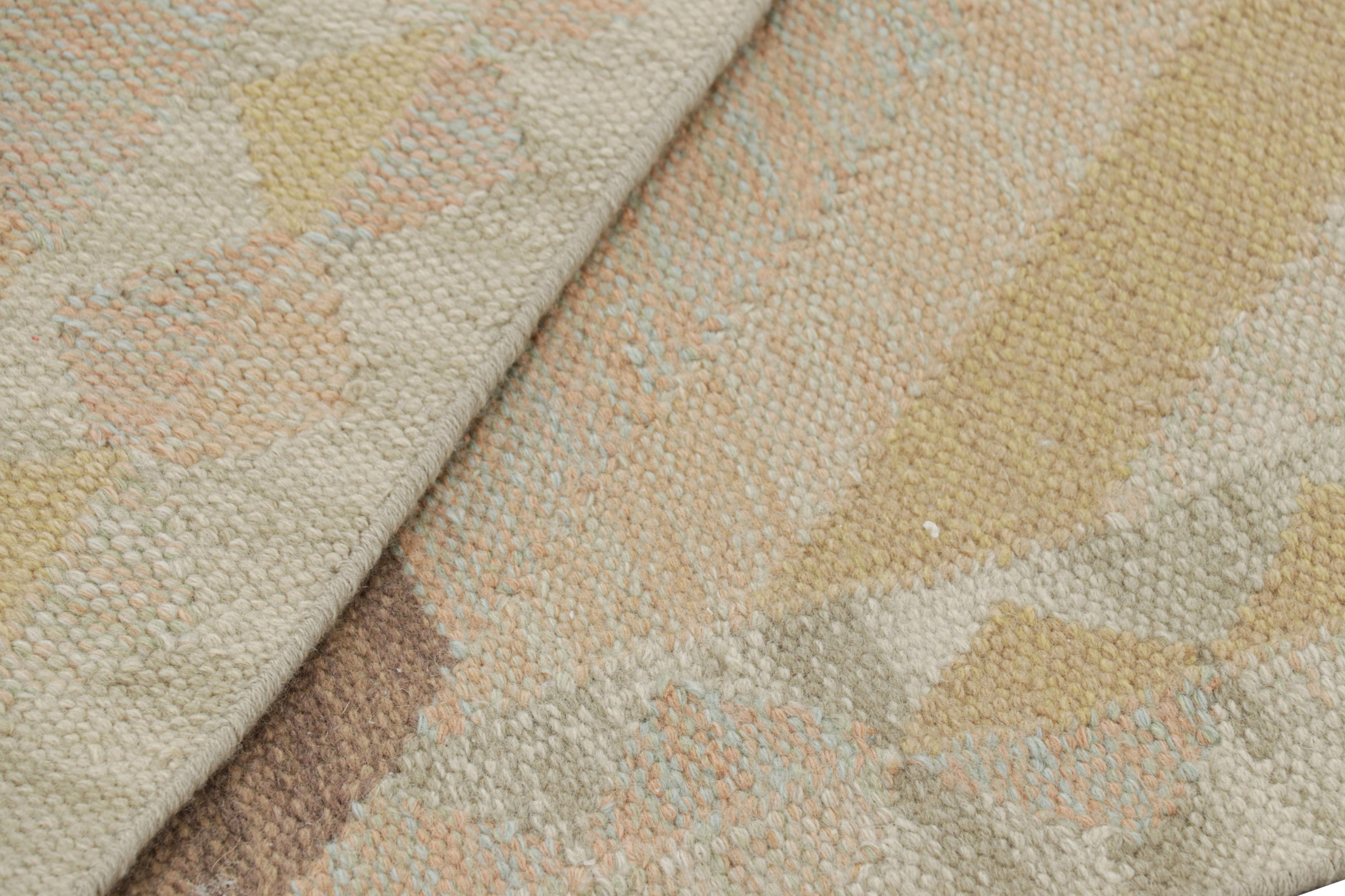 Alfombra de estilo escandinavo de Rug & Kilim con motivos geométricos en beige, dorado y azul Siglo XXI y contemporáneo en venta