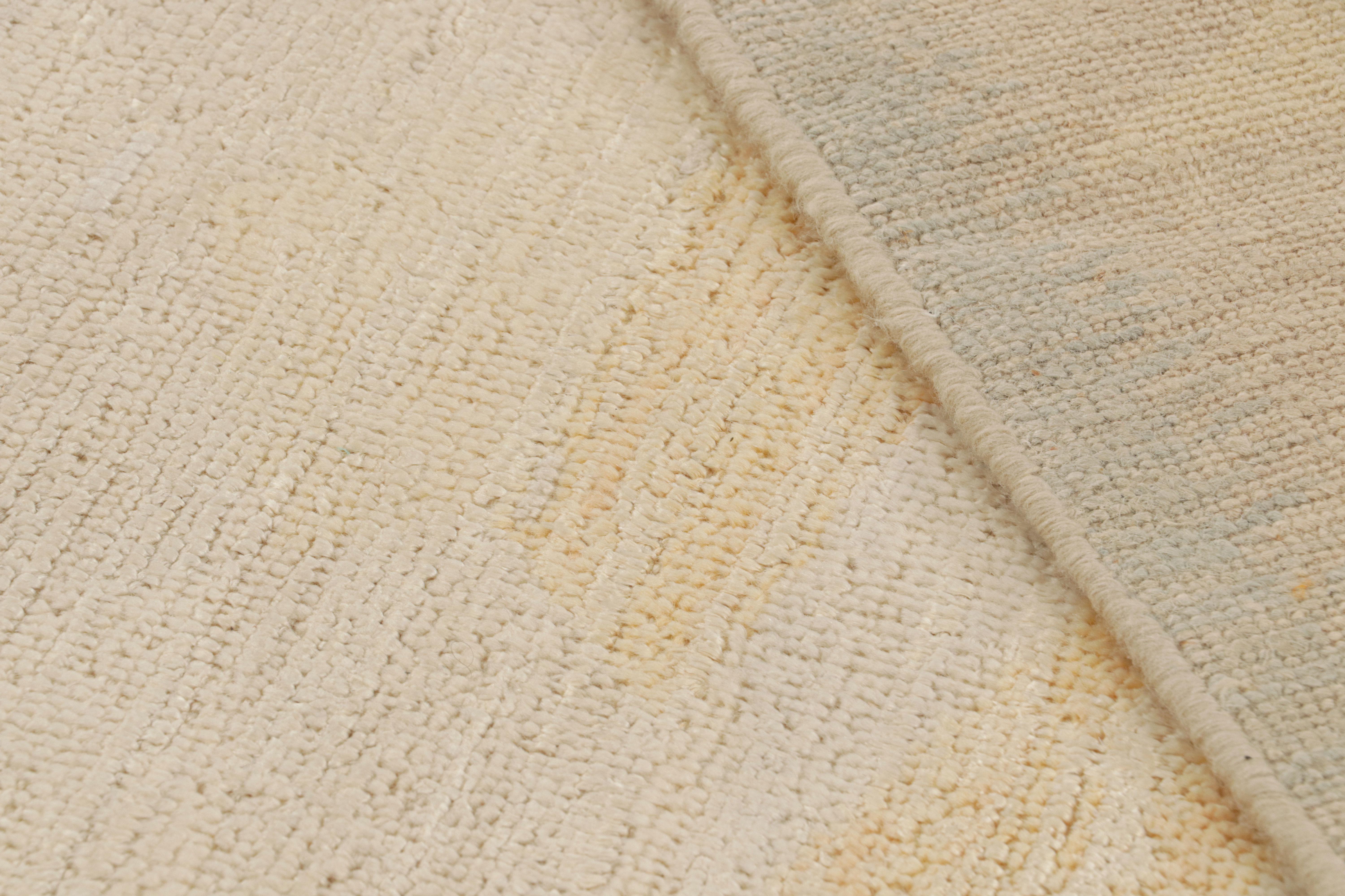 Rug & Kilim's Teppich im skandinavischen Stil in Beige, Gold und Blau mit geometrischen Mustern (21. Jahrhundert und zeitgenössisch) im Angebot