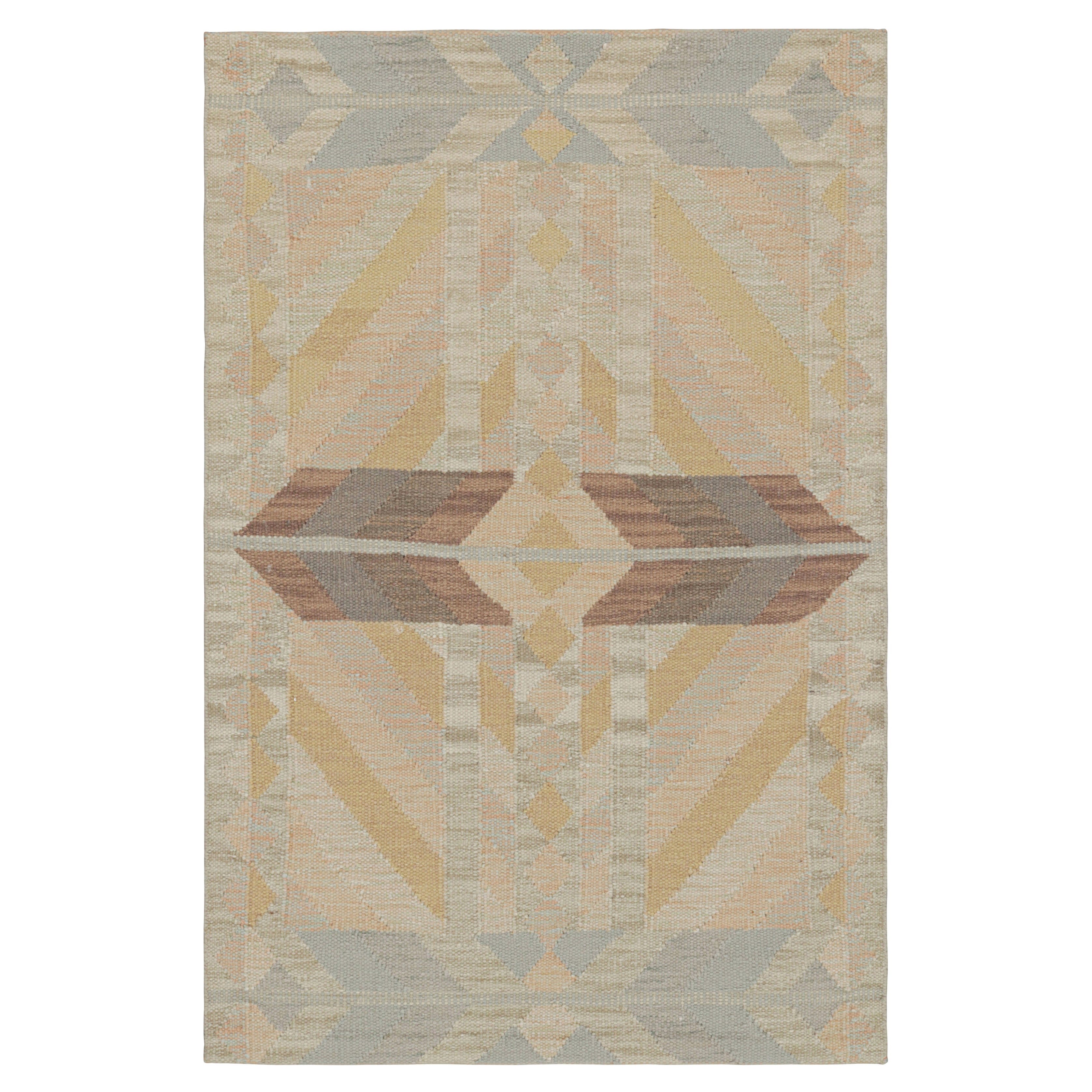 Rug & Kilim's Teppich im skandinavischen Stil in Beige, Gold und Blau mit geometrischen Mustern