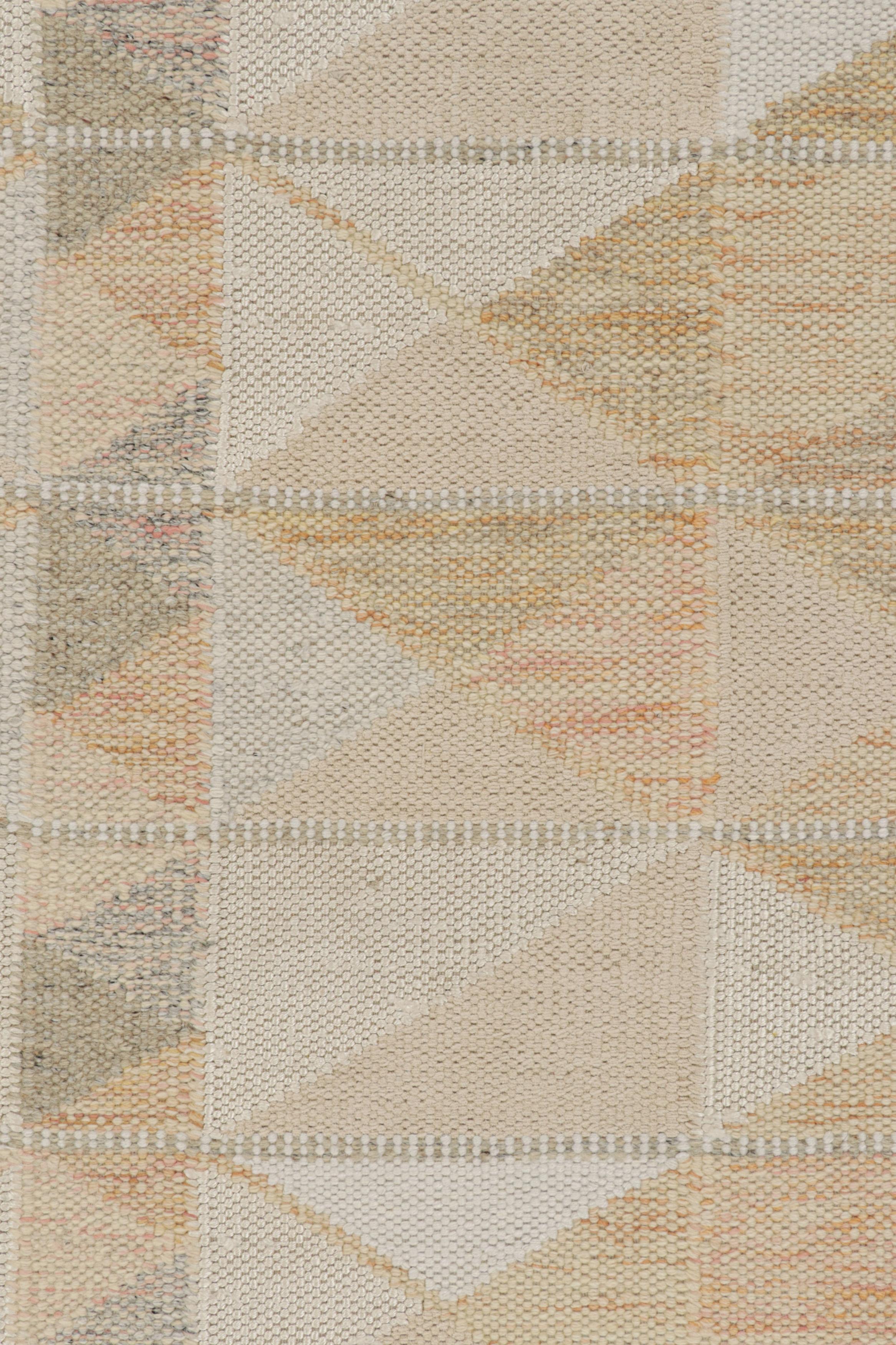 Rug & Kilim's Teppich im skandinavischen Stil in Beige, Grau und Weiß mit geometrischen Mustern (Moderne) im Angebot