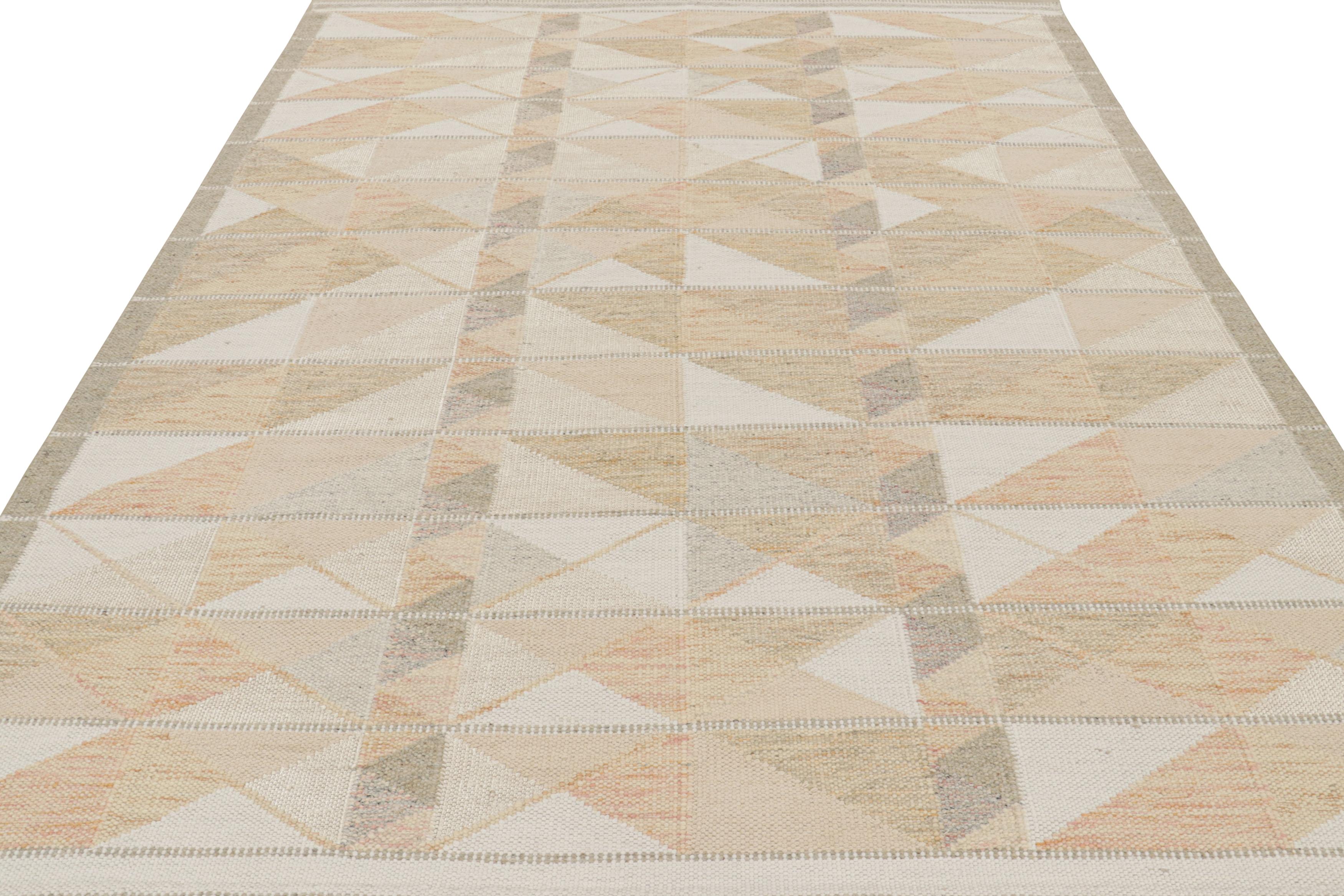 Rug & Kilim's Teppich im skandinavischen Stil in Beige, Grau und Weiß mit geometrischen Mustern (Handgeknüpft) im Angebot