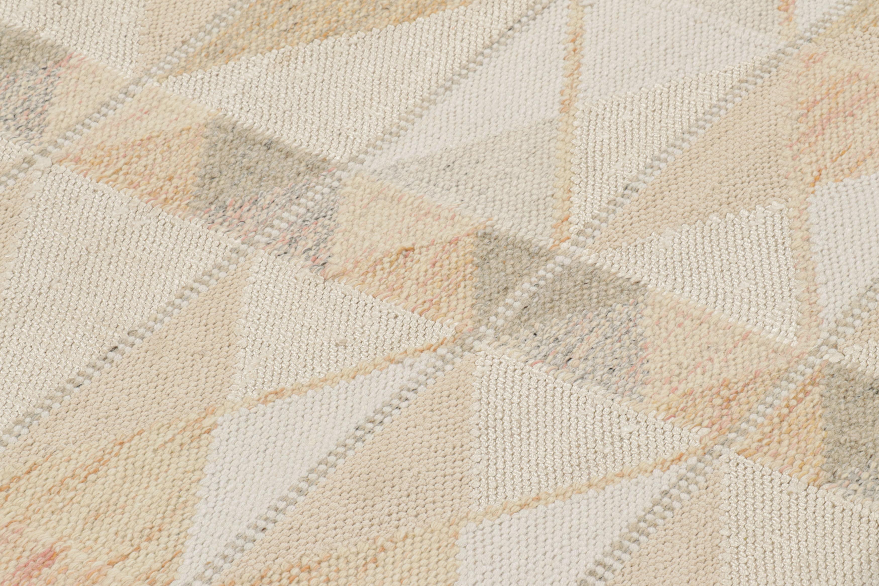 Rug & Kilim's Teppich im skandinavischen Stil in Beige, Grau und Weiß mit geometrischen Mustern im Zustand „Neu“ im Angebot in Long Island City, NY