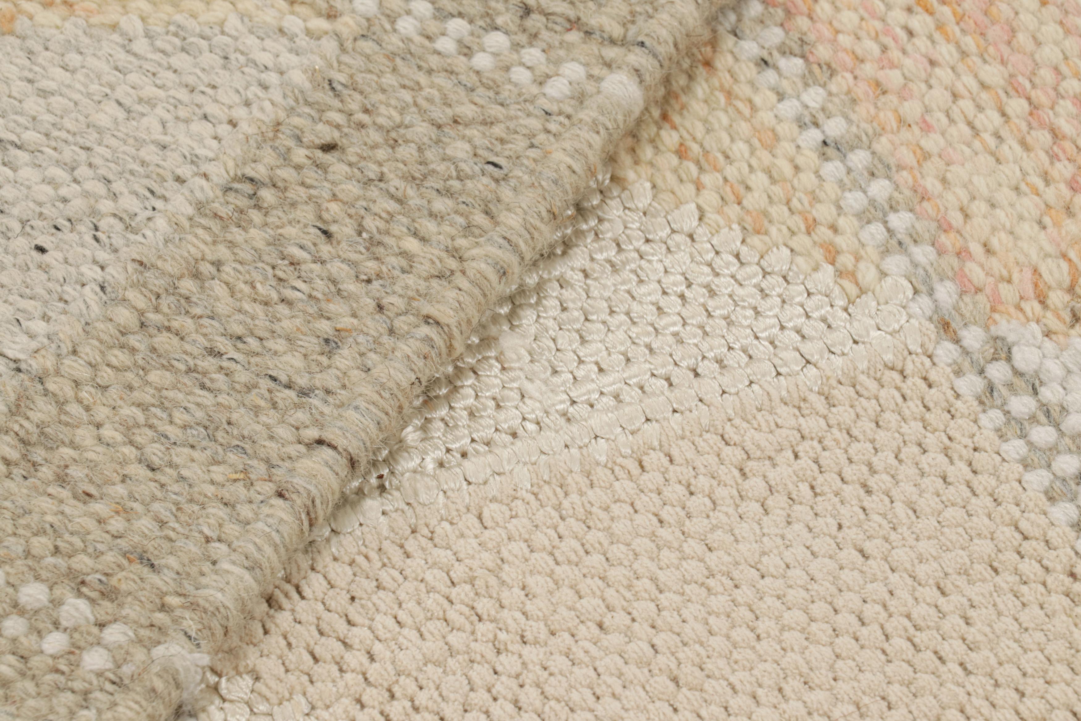 Rug & Kilim's Teppich im skandinavischen Stil in Beige, Grau und Weiß mit geometrischen Mustern (Wolle) im Angebot