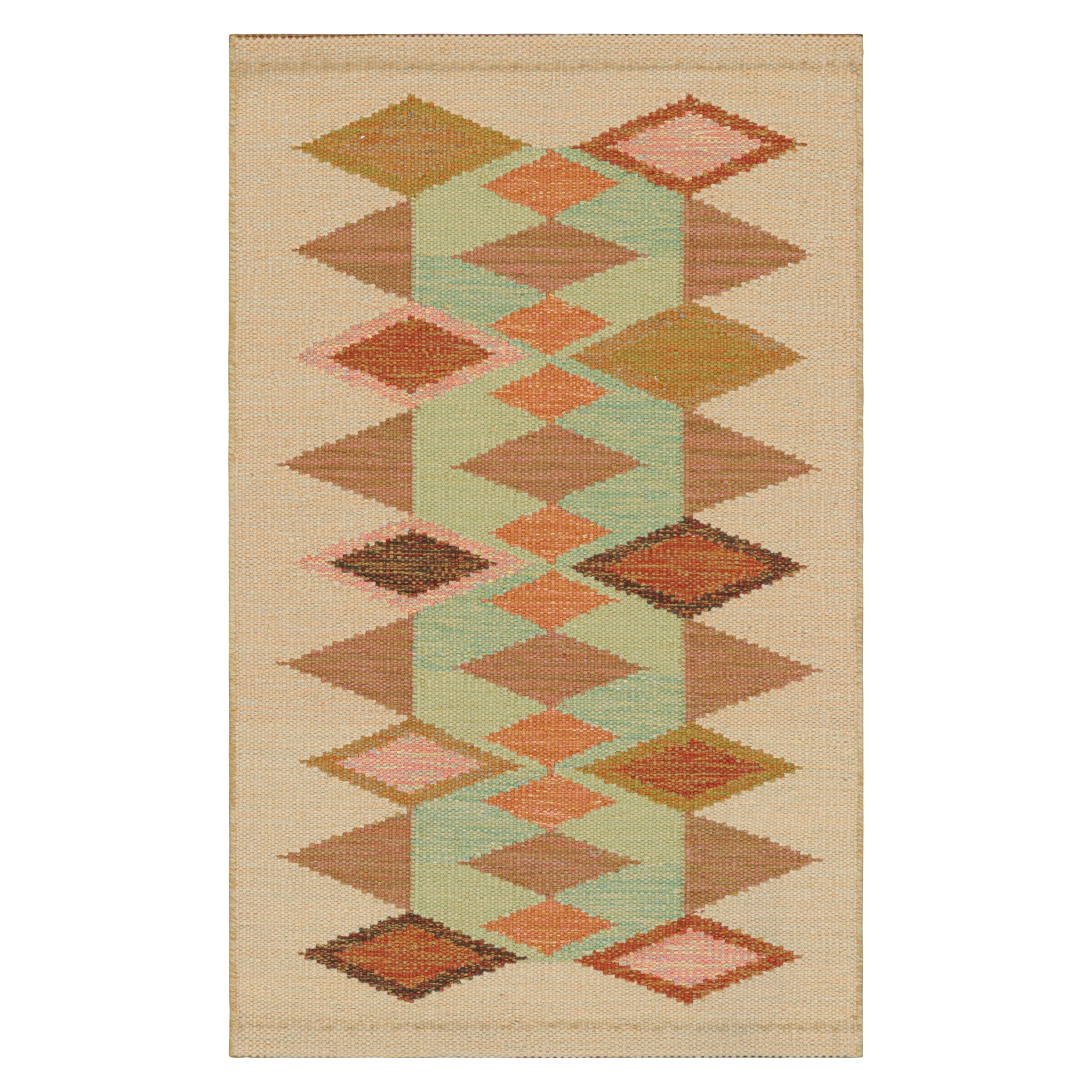 Tapis de style scandinave à motif géométrique beige, vert et bleu de Rug & Kilim