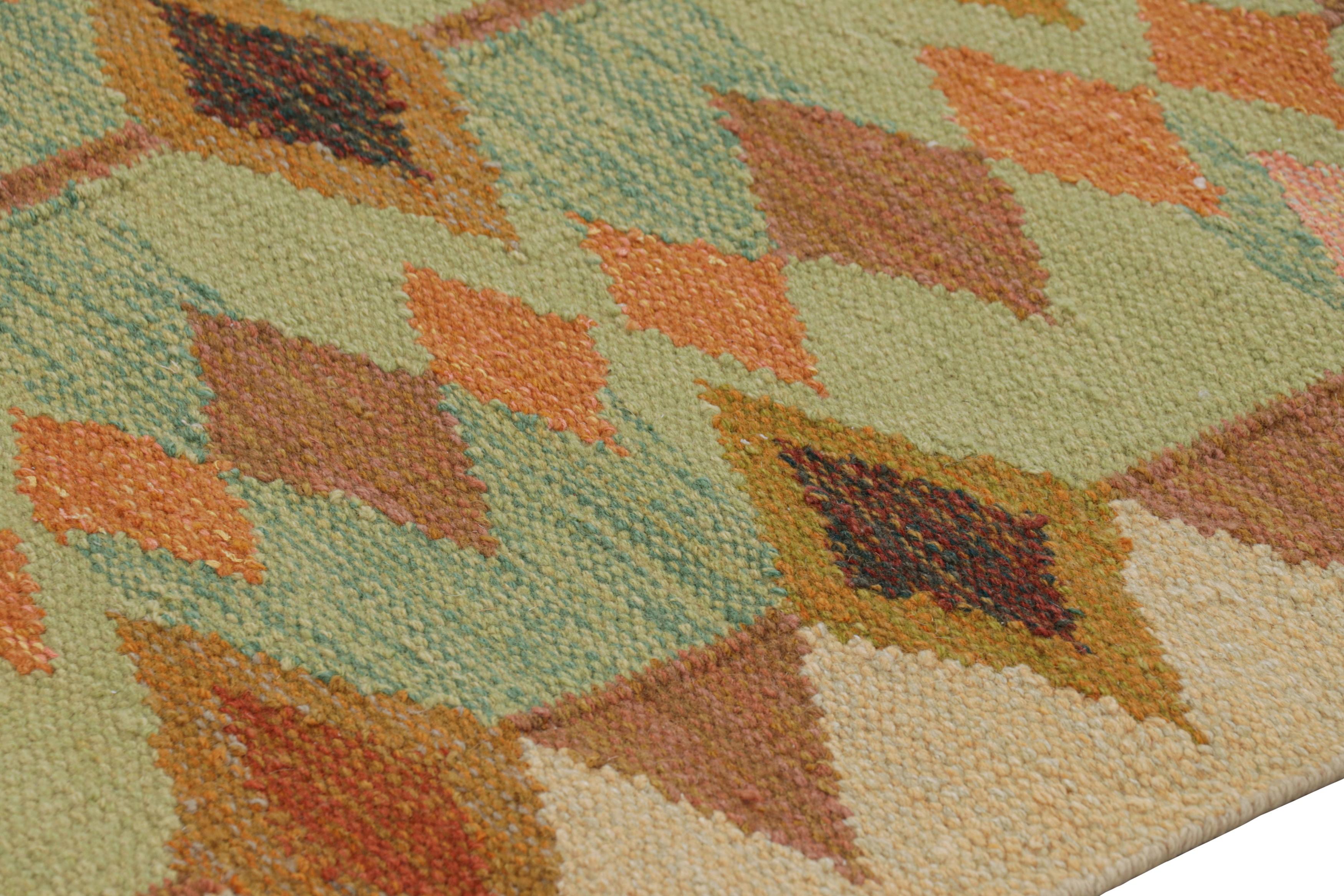 Rug & Kilim's Teppich im skandinavischen Stil in Beige, Grün und Blau mit geometrischen Mustern (Moderne) im Angebot